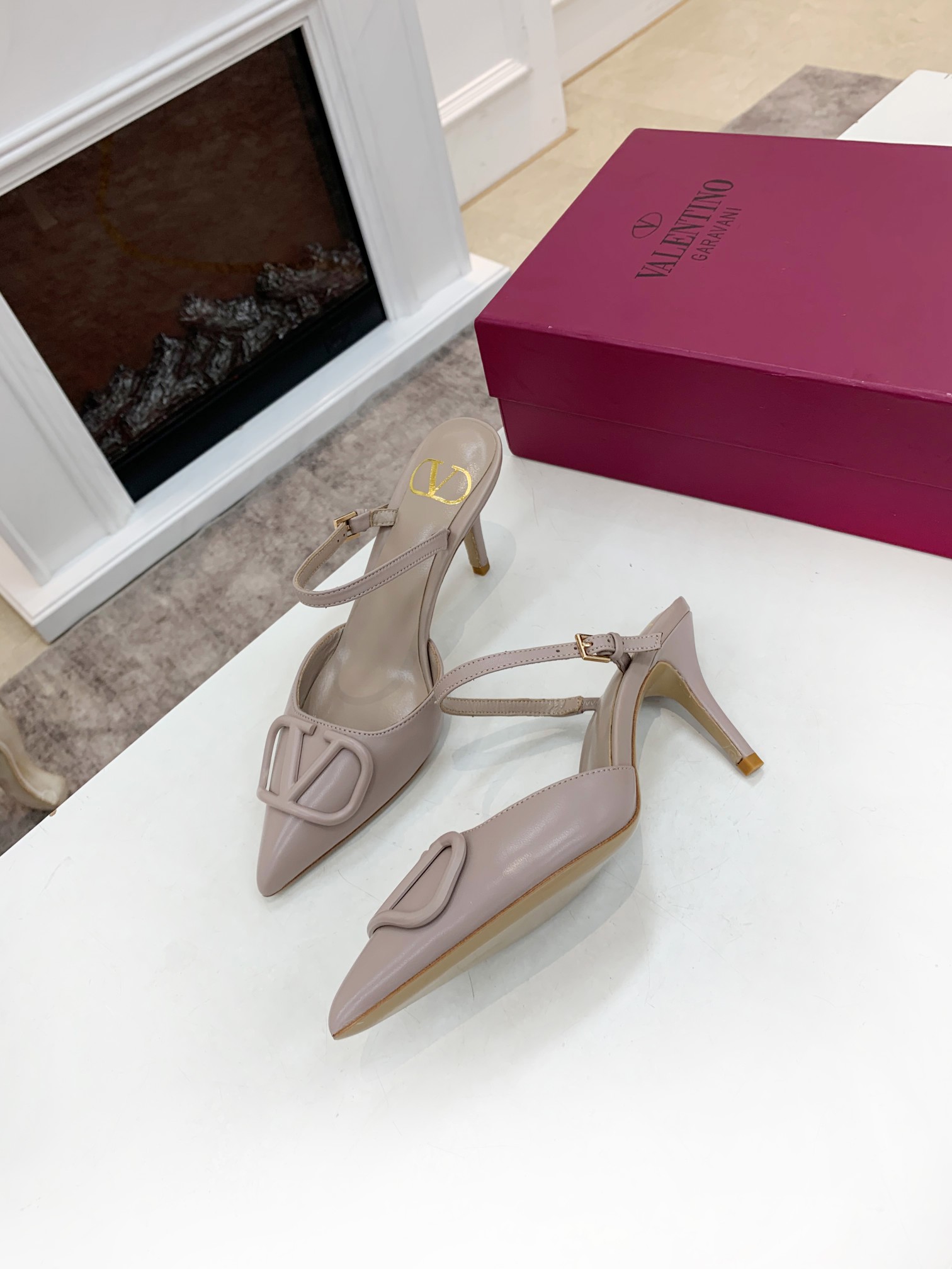 Valentino. Valentino gran hebilla v zapatos individuales contador última serie Versión genuina de lo