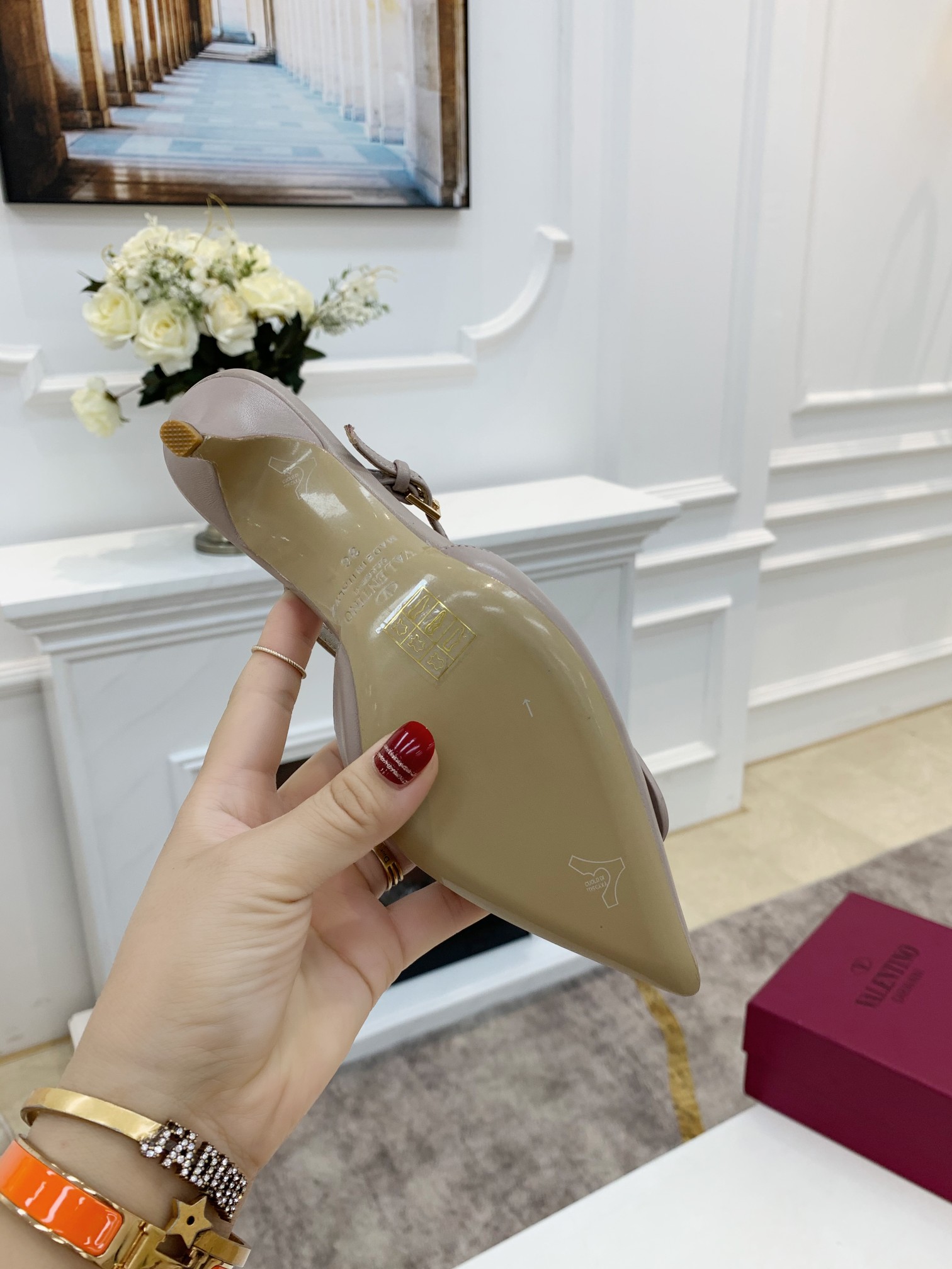 Valentino. Valentino gran hebilla v zapatos individuales contador última serie Versión genuina de lo