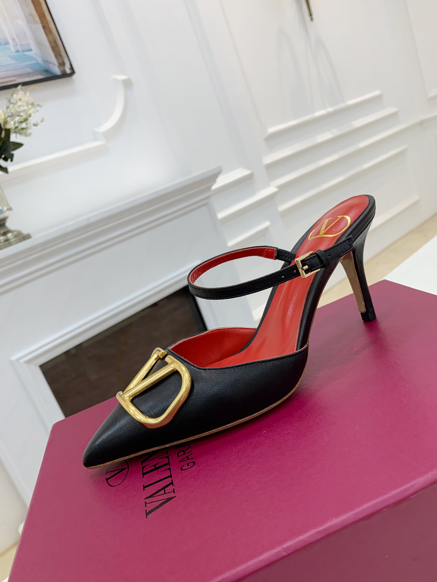 Valentino. Valentino gran hebilla v zapatos individuales contador última serie Versión genuina de lo