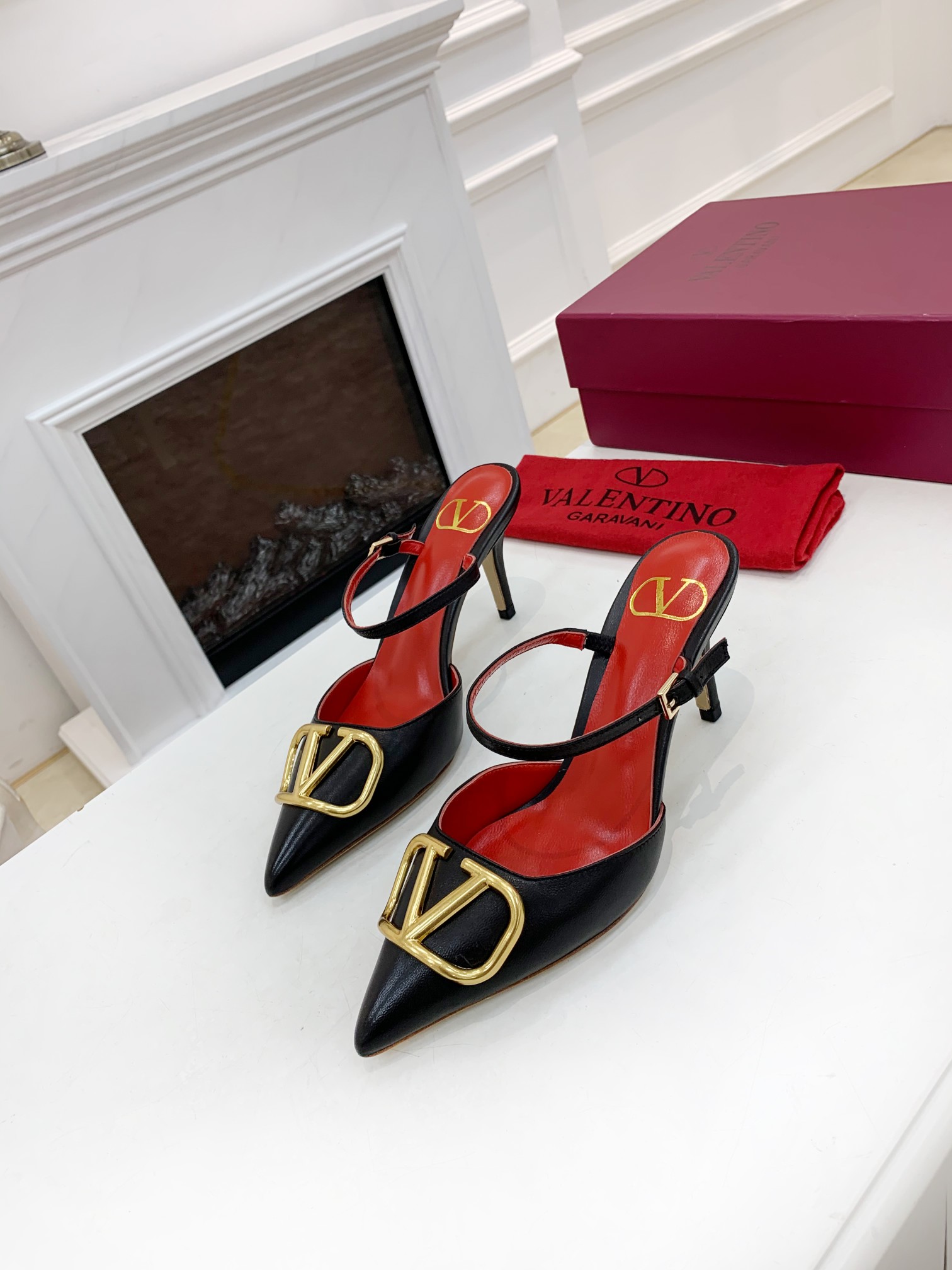 Valentino. Valentino gran hebilla v zapatos individuales contador última serie Versión genuina de lo