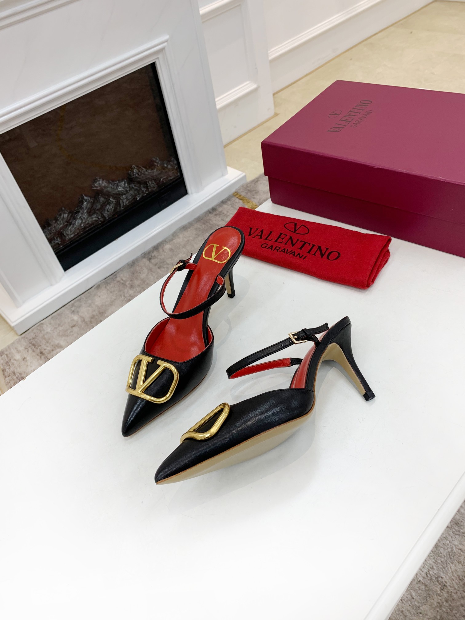 Valentino. Valentino gran hebilla v zapatos individuales contador última serie Versión genuina de lo