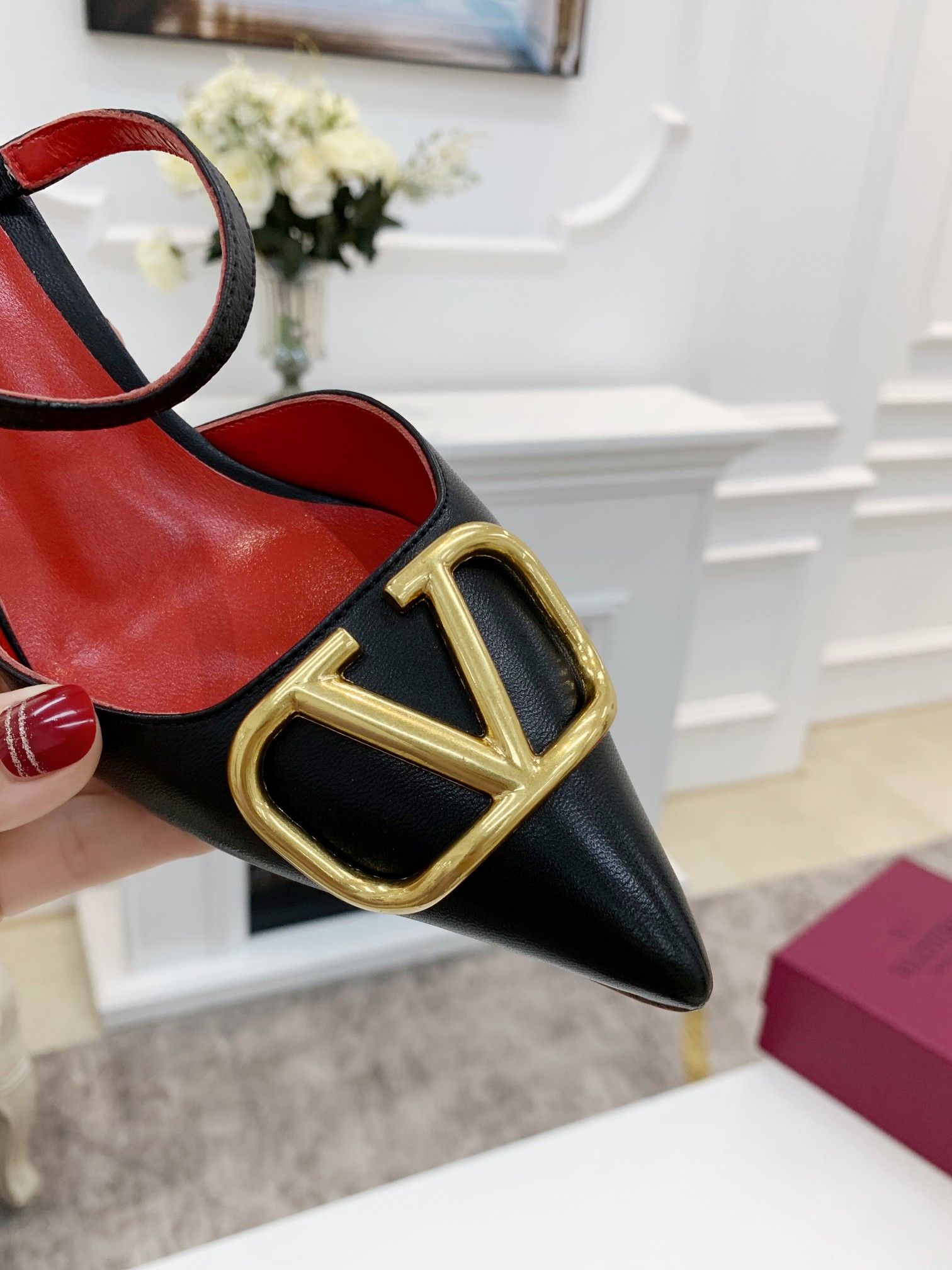 Valentino. Valentino gran hebilla v zapatos individuales contador última serie Versión genuina de lo