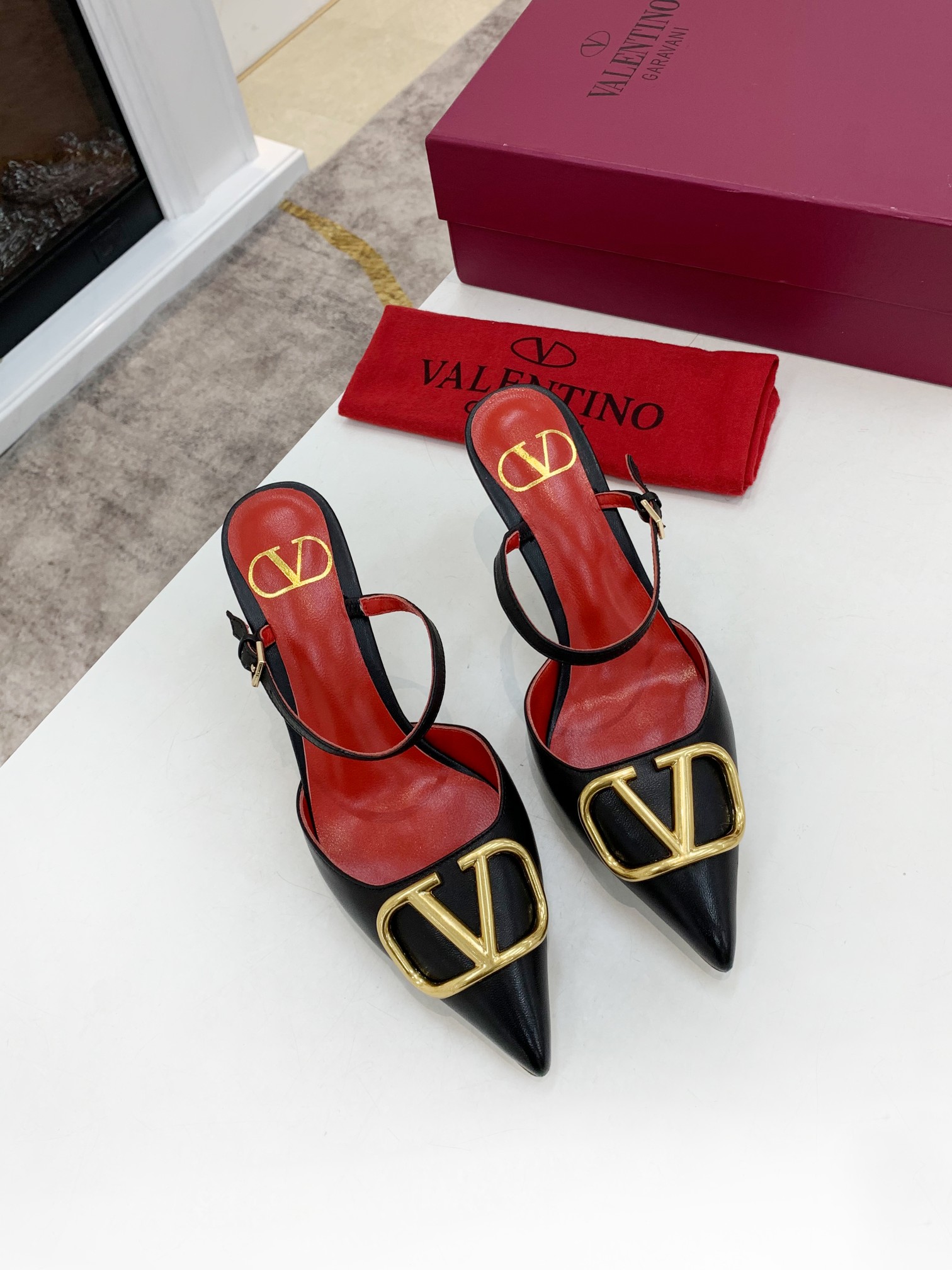 Valentino. Valentino gran hebilla v zapatos individuales contador última serie Versión genuina de lo