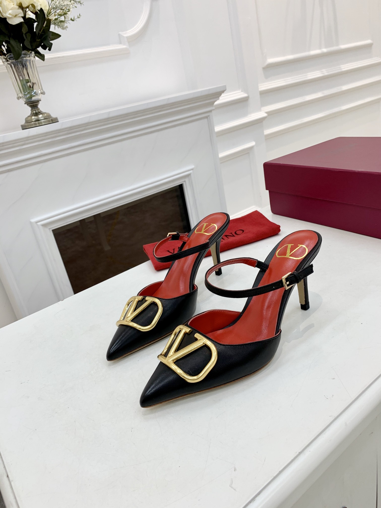 Valentino. Valentino gran hebilla v zapatos individuales contador última serie Versión genuina de lo