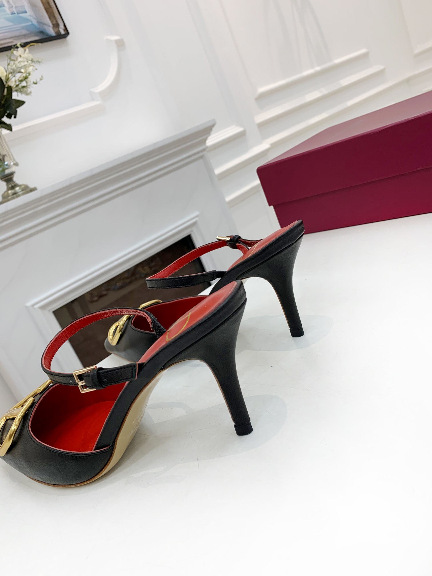 Valentino. Valentino gran hebilla v zapatos individuales contador última serie Versión genuina de lo