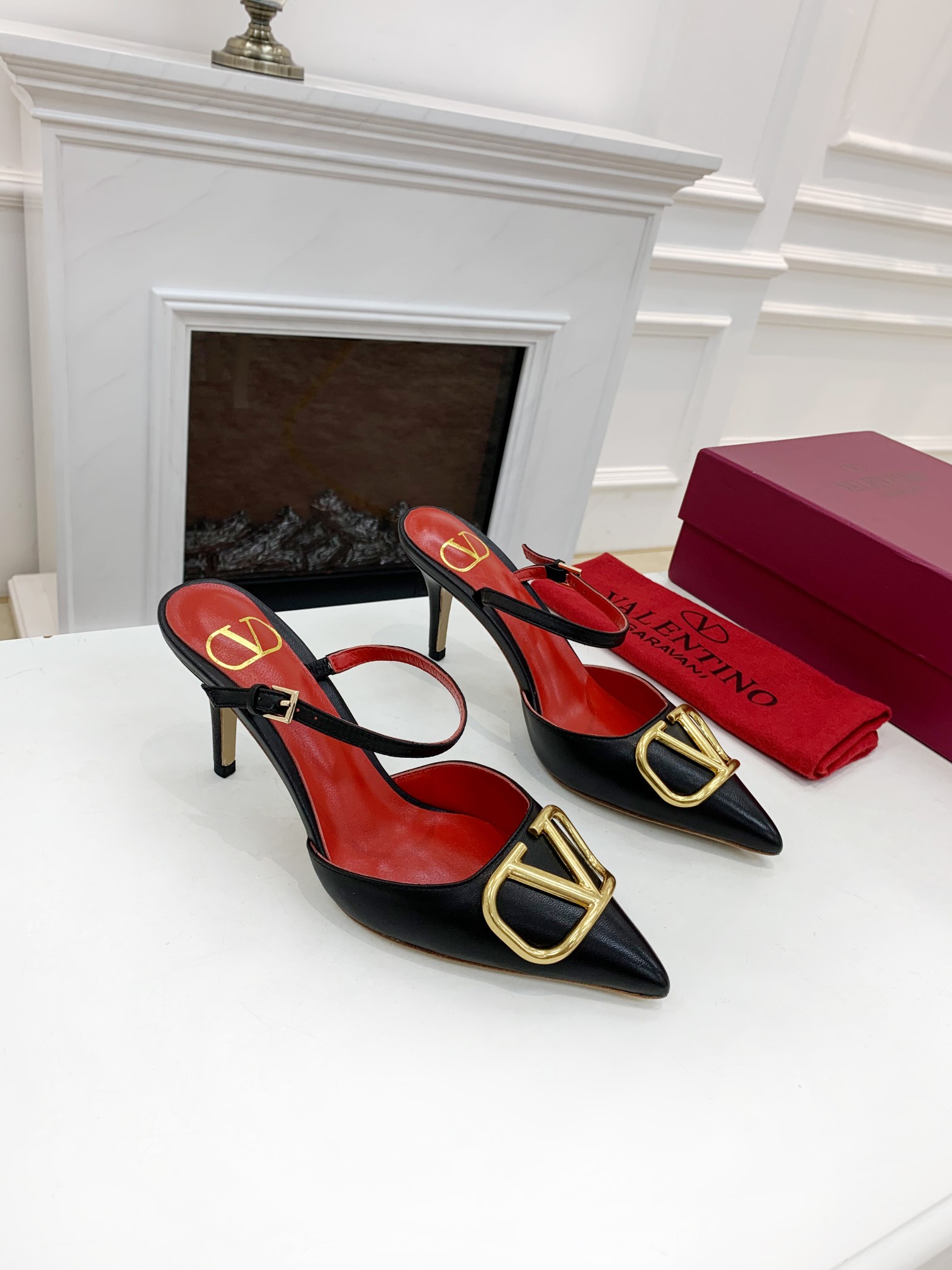 Valentino. Valentino gran hebilla v zapatos individuales contador última serie Versión genuina de lo
