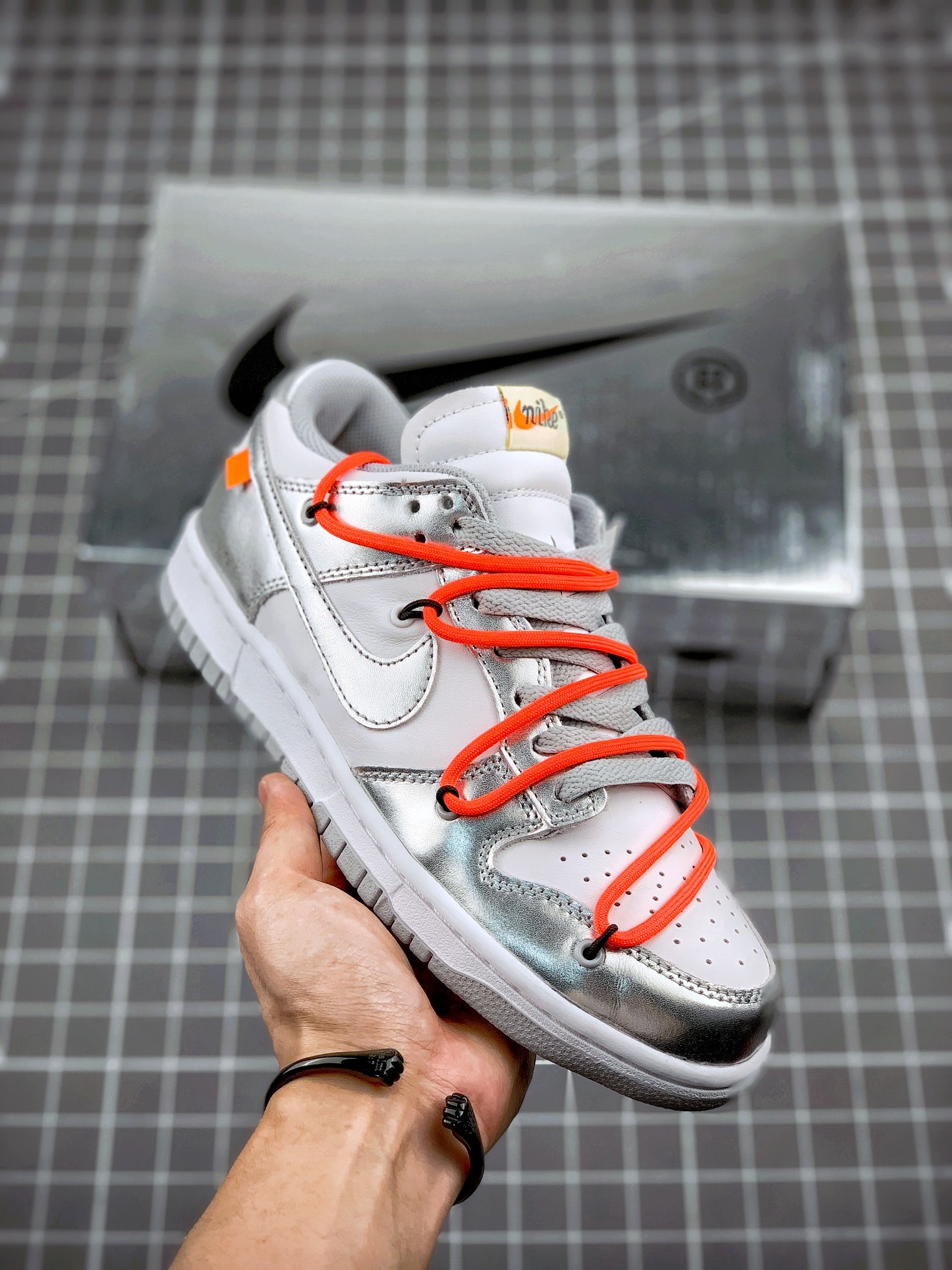 Off-White x SB Dunk OW edición conjunta, color plateado cromado, fotos reales del primer lanzamiento. Cordone…