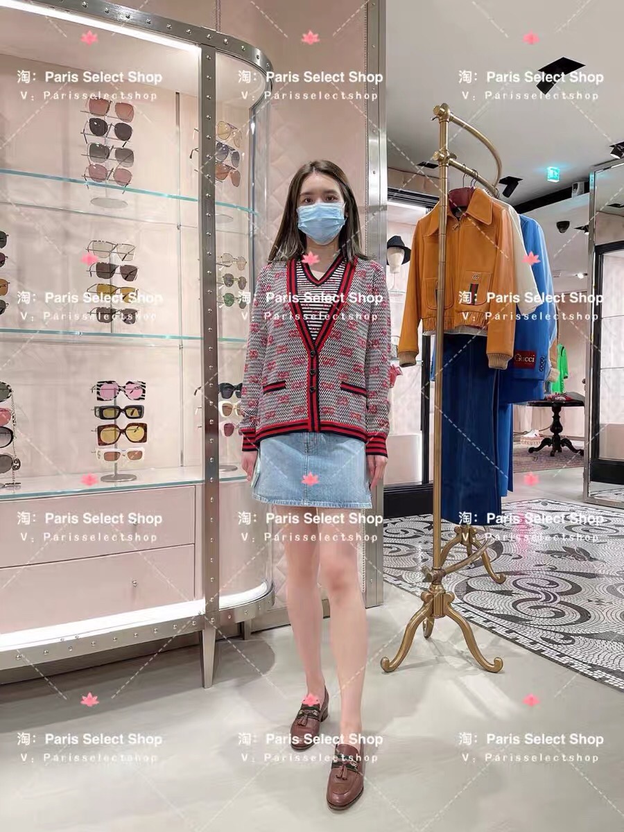 NO:456561,Model number G25072725 GUCC* newest model High-version G home 1:1 customized wool yarn fabric is soft and skin-friendly!  Classic GG presbyterian printed striped edge splicing double pockets loose versatile V-neck long-sleeved knitted cardigan top!  (M size bust 96, sleeve length 64, clothing length 60, gucci, gucci, alexander wang19860909款号G25072725 GUCC*新款 高版本G家1:1定制羊毛纱线面料柔软亲肤！经典GG老花印花条纹边拼接双口袋宽松百搭V领长袖针织开衫上衣！（M码胸围96,袖长64,衣长60,,gucci,gucci,alexander wang,Women's clothing