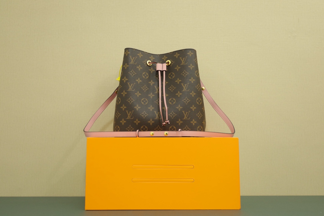 Lv粉水桶 本地🅿️240 独家高端礼盒装.
升级后的Ⅳ水桶包品质更好质感版型正.
规格:26*25*16cm
诞生于1932年的 LV Noe系列是最古老的水桶包之一这种最初为装香槟酒瓶而设计的可爱形状.直被不同的设计师演绎到现在Noe以全新的Neonoe水桶包重回大家的视野可爱实用得不像话.而最最经典的老花款式.更是火爆至极.一度成为女星和时尚达人们的出街新宠.
