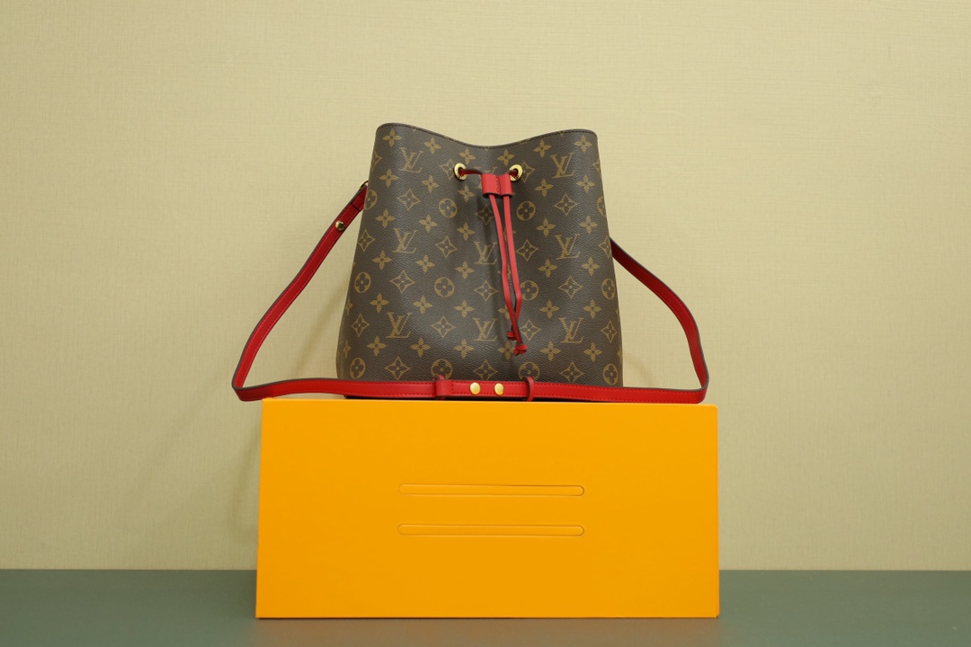 Lv红水桶 本地🅿️240 独家高端礼盒装.
升级后的Ⅳ水桶包品质更好质感版型正.
规格:26*25*16cm
诞生于1932年的 LV Noe系列是最古老的水桶包之一这种最初为装香槟酒瓶而设计的可爱形状.直被不同的设计师演绎到现在Noe以全新的Neonoe水桶包重回大家的视野可爱实用得不像话.而最最经典的老花款式.更是火爆至极.一度成为女星和时尚达人们的出街新宠.