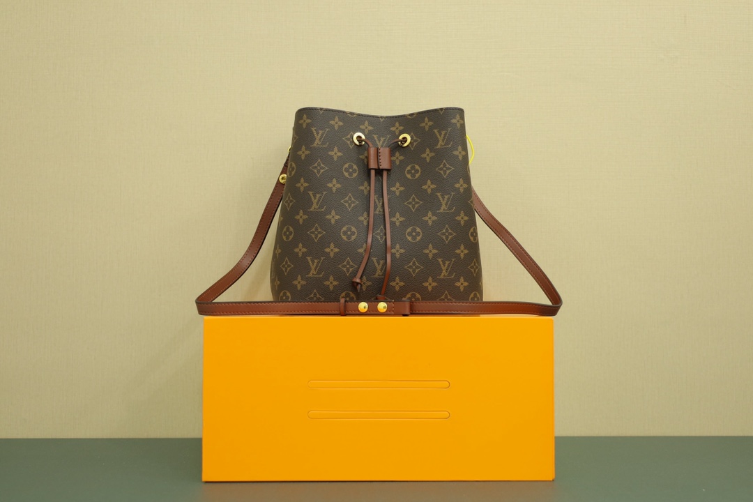 Lv焦糖水桶 本地🅿️240 独家高端礼盒装.
升级后的Ⅳ水桶包品质更好质感版型正.
规格:26*25*16cm
诞生于1932年的 LV Noe系列是最古老的水桶包之一这种最初为装香槟酒瓶而设计的可爱形状.直被不同的设计师演绎到现在Noe以全新的Neonoe水桶包重回大家的视野可爱实用得不像话.而最最经典的老花款式.更是火爆至极.一度成为女星和时尚达人们的出街新宠.