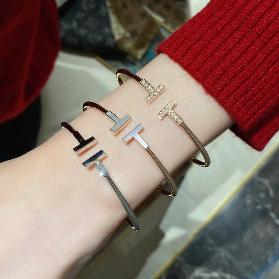NO:360264,Tiffany Tiffany bracelet women's double T-open diamond-inlaid fritillary bracelet couple style, Tiffany bracelet, tiffany, bracelet19860909Tiffany蒂芙尼手镯女双T开口镶钻无钻贝母手环情侣款,蒂芙尼手镯,tiffany,bracelet,Jewelry