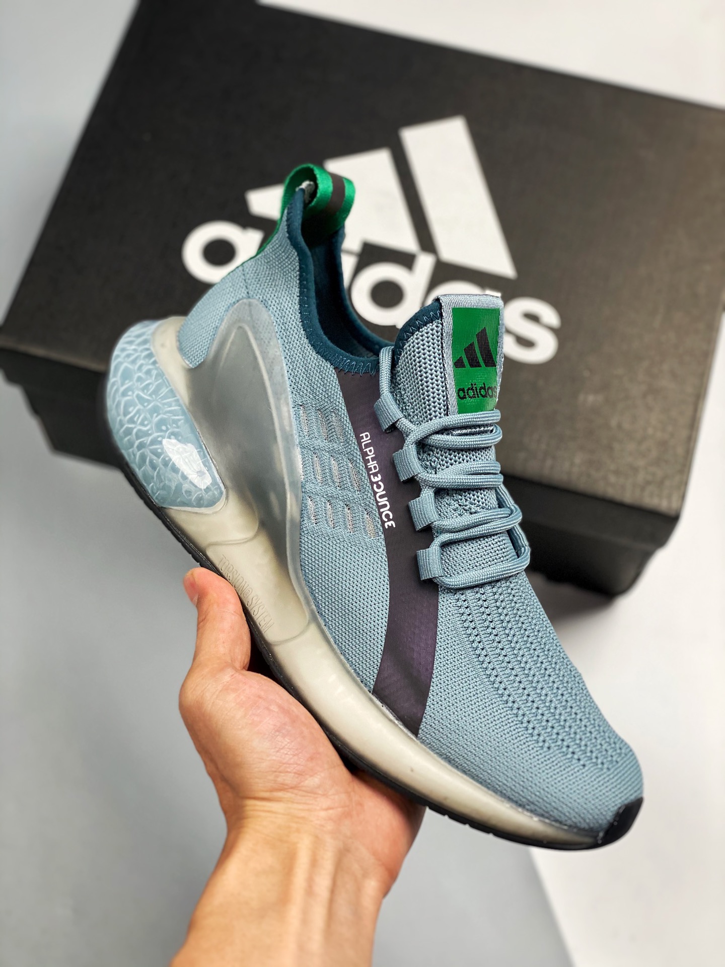 Adidas Alphabounce deae 2.0 nuevo Alpha pequeño coco. La parte superior está hecha con diferentes tejidos y TPU repelen…