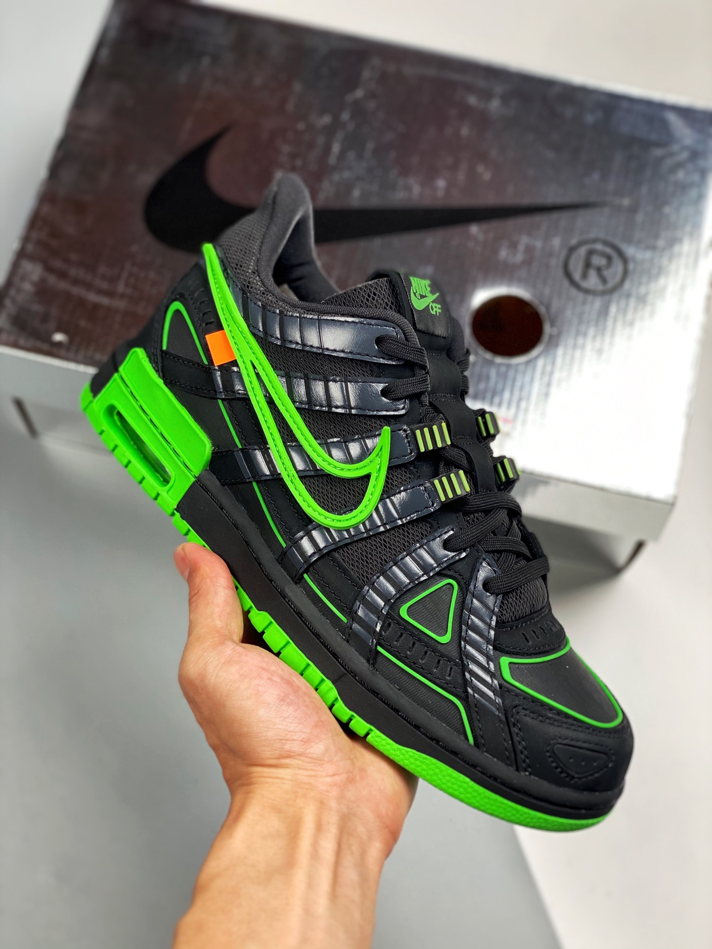 Off-White™ x Nike Air Rubber Dunk OW colaboración, nuevo diseño de calzado con negro como tono principal, combinado con…