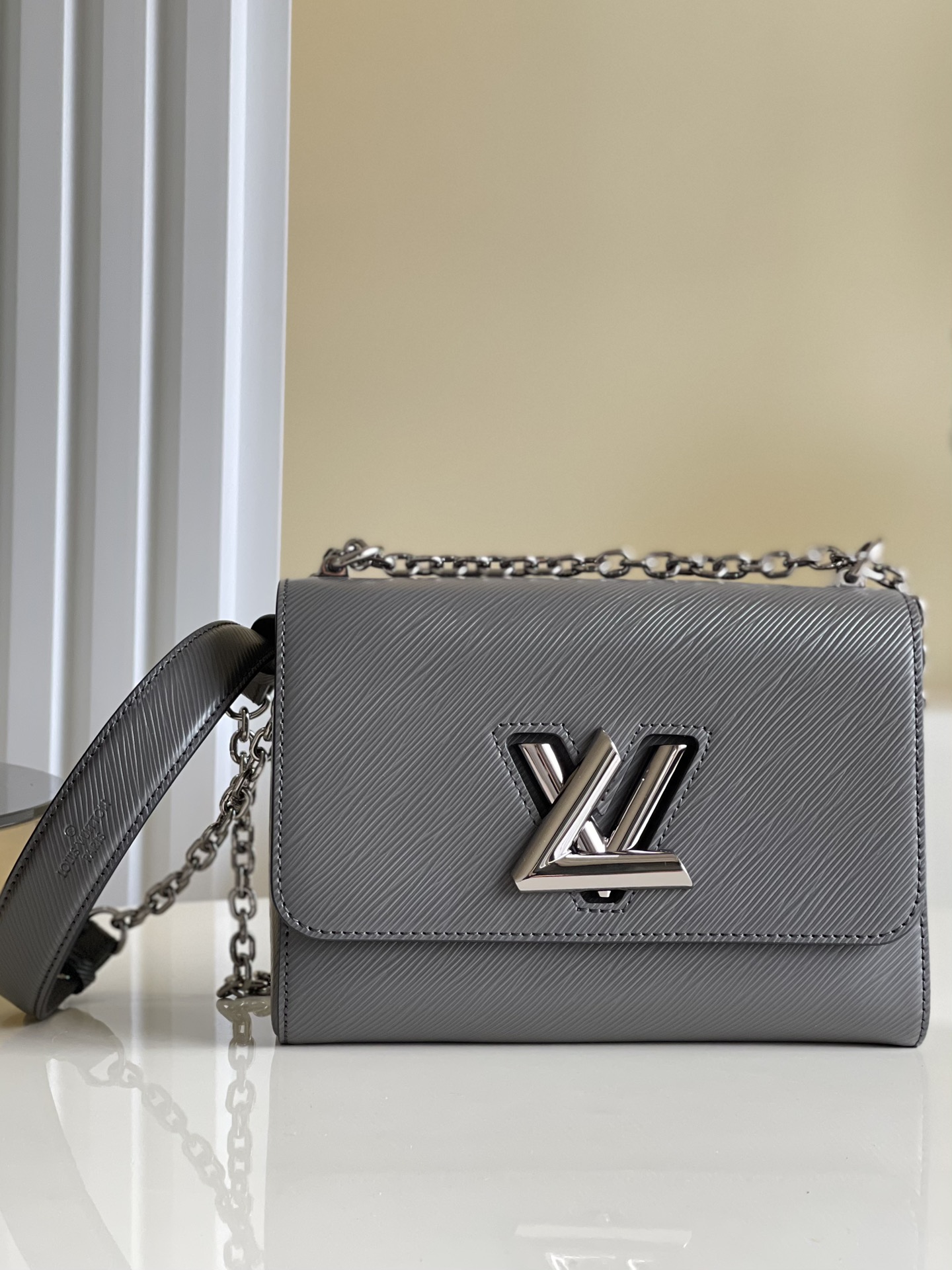 NO:396776,【Exclusive real photo M50282 carbon black gun buckle】M50280 This chic small handbag has a secret that it is bigger than it actually looks.twist women's bag The cleverly designed corrugated bottom provides extra space for placing essentials. The variable chain handle can be slanted back or elegantly shoulder-back. Size 23x18x8cm p.830, LV [original leather], louis vuitton19860909【独家实拍M50282炭黑枪扣】M50280这款别致的小型手袋藏有一个秘密它比实际看起来要大.twist女包 设计巧妙的波纹状包底为放置必需品提供了额外的空间.可变式链条手柄可以斜背或优雅地肩背.尺寸23x18x8cm p.830,LV【原厂皮】,louis vuitton,Bag