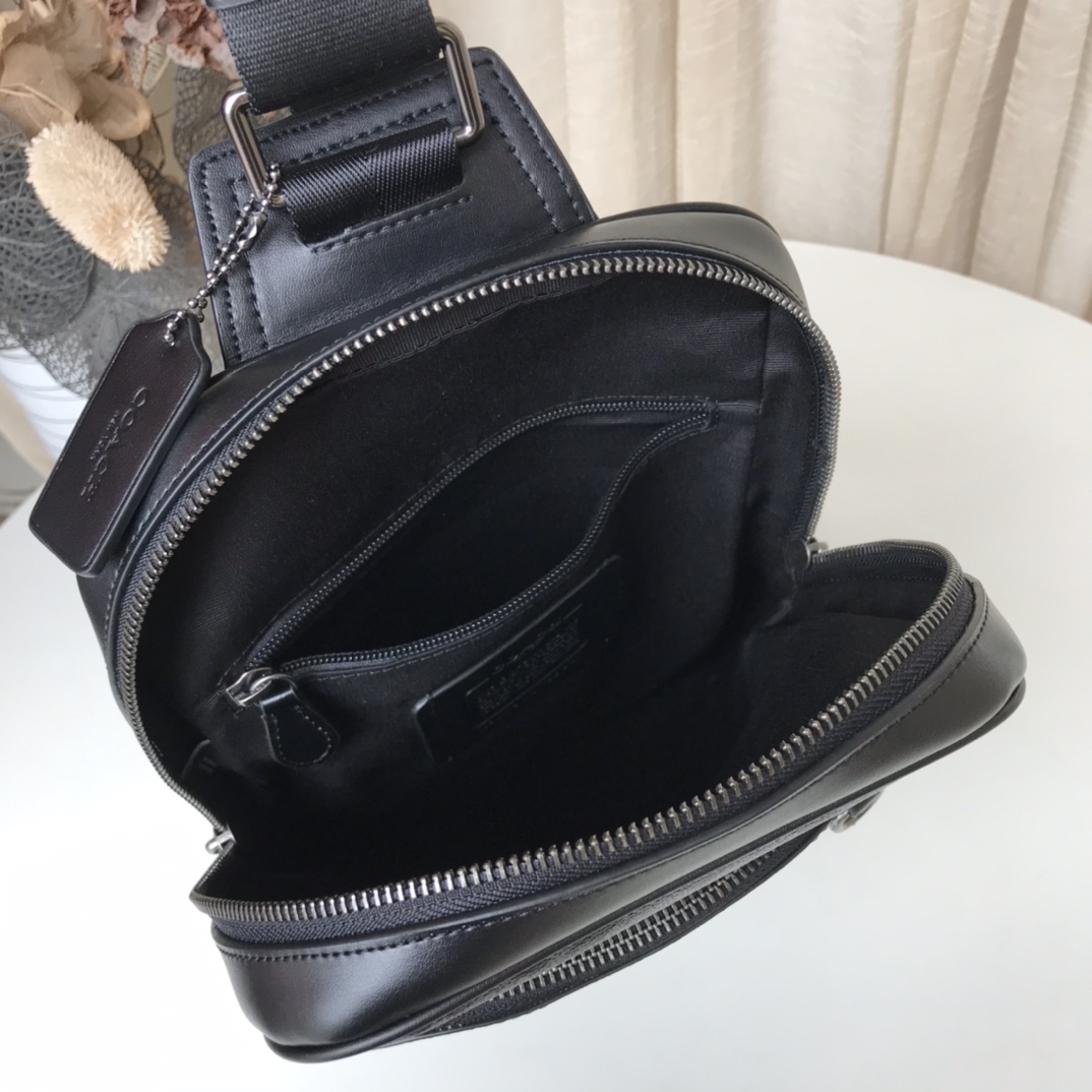Coach 新款 89937 PVC配皮 COACH蔻驰 新款男士真皮软皮商务休闲胸包 可前置也可后背