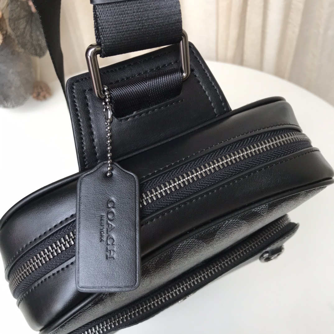 Coach 新款 89937 PVC配皮 COACH蔻驰 新款男士真皮软皮商务休闲胸包 可前置也可后背