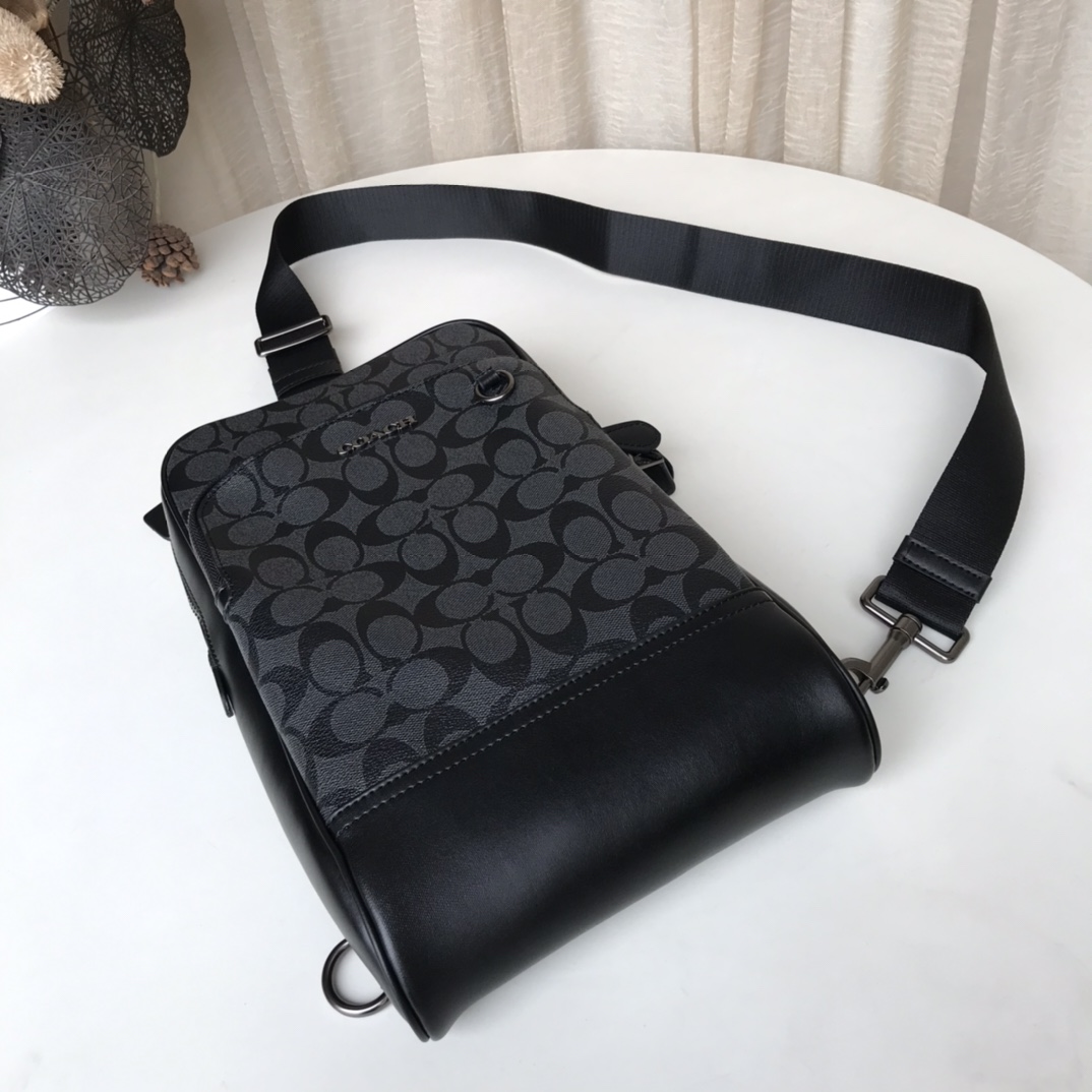 Coach 新款 89937 PVC配皮 COACH蔻驰 新款男士真皮软皮商务休闲胸包 可前置也可后背