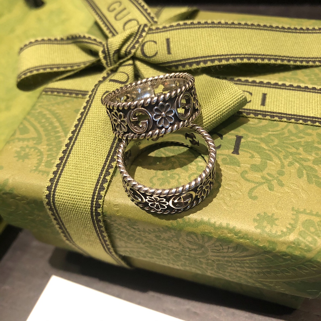 NO:101605,Daisy sterling silver InterlockingG Women's Ring Narrow 8.5mm Flower pattern and Interlocking G hollow pattern are alternately presented, with ingenious decorations and weaving piping on the edges, making this engraved sterling silver ring more exquisite. The high-version difference between the market version, Gucci ring, gucci ring, pure silver19860909雏菊纯银 InterlockingG 女士戒指 窄8.5mm 花朵图案与Interlocking G镂空图案交替呈现,边缘匠心添加饰带织纹滚边,令这款刻花纯银戒指倍显精致气息. 高版本区别市面版本,古驰戒指,gucci,ring,pure silver,Jewelry