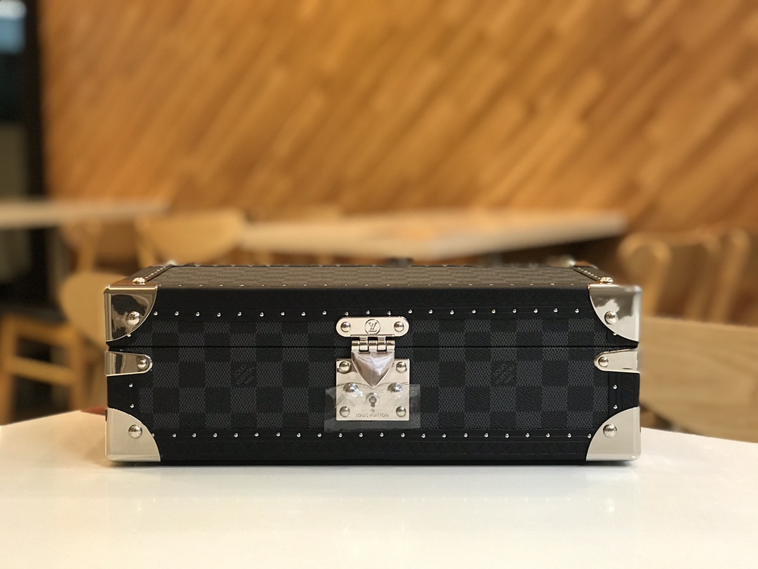 8只装手表盒 这款8表装表盒以经典Monogram帆布制成.配有一个可拆卸盘用于隐藏贵重物品。 -34.0*18.0*11.0cm✅ （长*宽*高）✅ -内配8个小囊包，装8只手腕表✅ -中间隔成.可存放贵重物品✅ -推开自动弹跳锁✅ -…