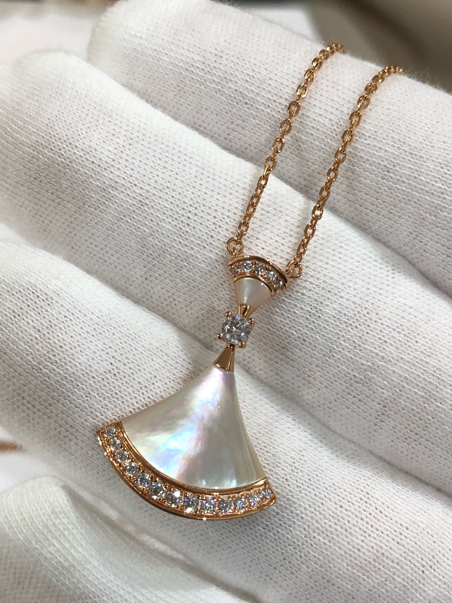 批发价💰165
B宝Diva's Dream系列，七夕限定款裙子，最热卖的三个配色！夏天到了戴起来👗～  我们延续了之前的版，依旧维持高端品质，Diva是我们的口碑，我敢说出的配色没有谁有我们齐全，工艺自然是成熟的。石头是一对一拖车石，和金属融合的流线型非常漂亮，拒绝任何凸起，这种细节目前市面还没有看到有银饰做成这样的。大diva是分件处理的，因为要保证上下的活动，所以每批出的都非常慢，老代理都懂。采用天然优质石头镶嵌，钻石采用一级硅钛料，V金电镀厚金，视觉上和zp是十分相似的。
41-43.5cm左右