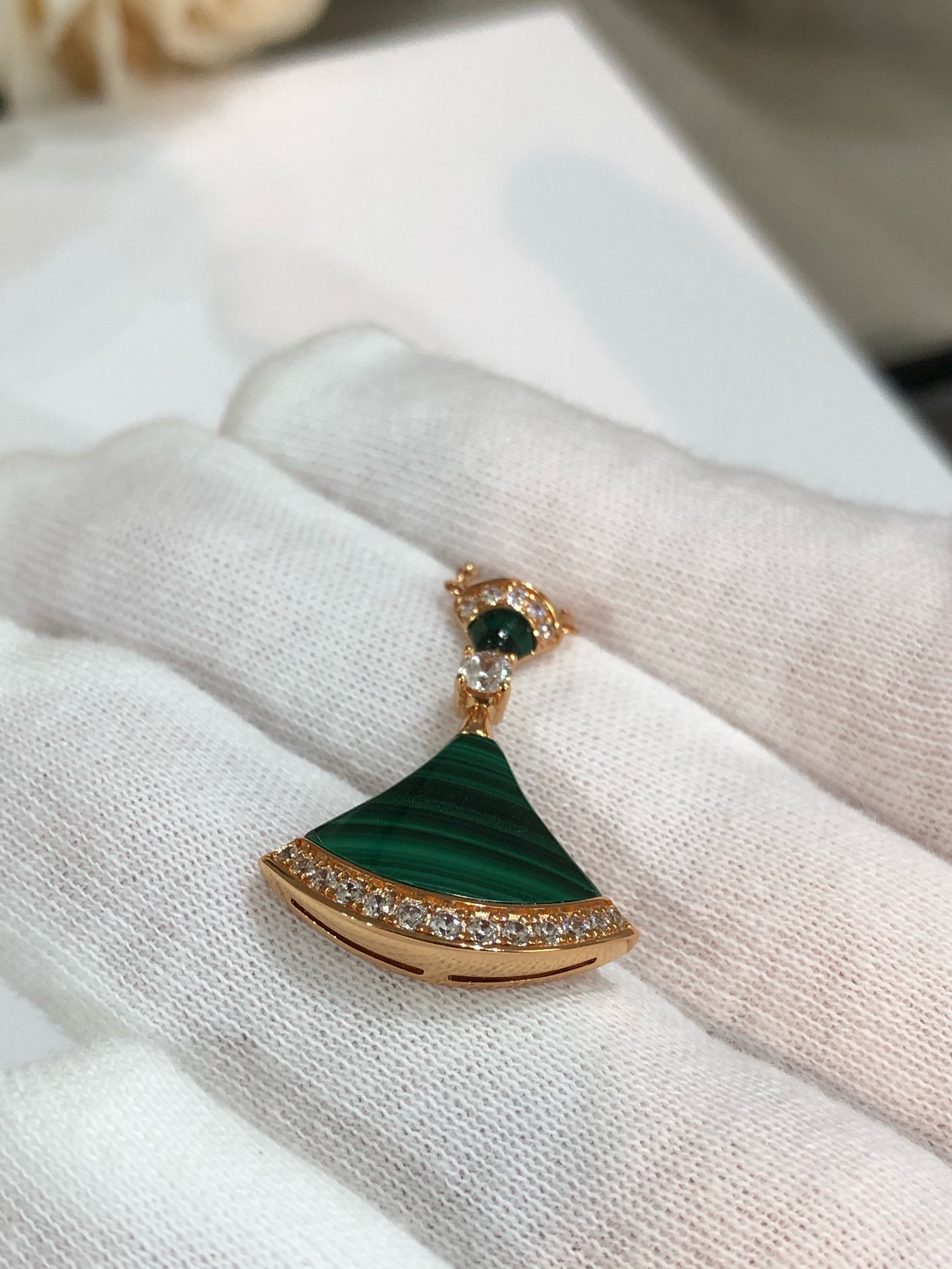 批发价💰165
B宝Diva's Dream系列，七夕限定款裙子，最热卖的三个配色！夏天到了戴起来👗～  我们延续了之前的版，依旧维持高端品质，Diva是我们的口碑，我敢说出的配色没有谁有我们齐全，工艺自然是成熟的。石头是一对一拖车石，和金属融合的流线型非常漂亮，拒绝任何凸起，这种细节目前市面还没有看到有银饰做成这样的。大diva是分件处理的，因为要保证上下的活动，所以每批出的都非常慢，老代理都懂。采用天然优质石头镶嵌，钻石采用一级硅钛料，V金电镀厚金，视觉上和zp是十分相似的。
41-43.5cm左右