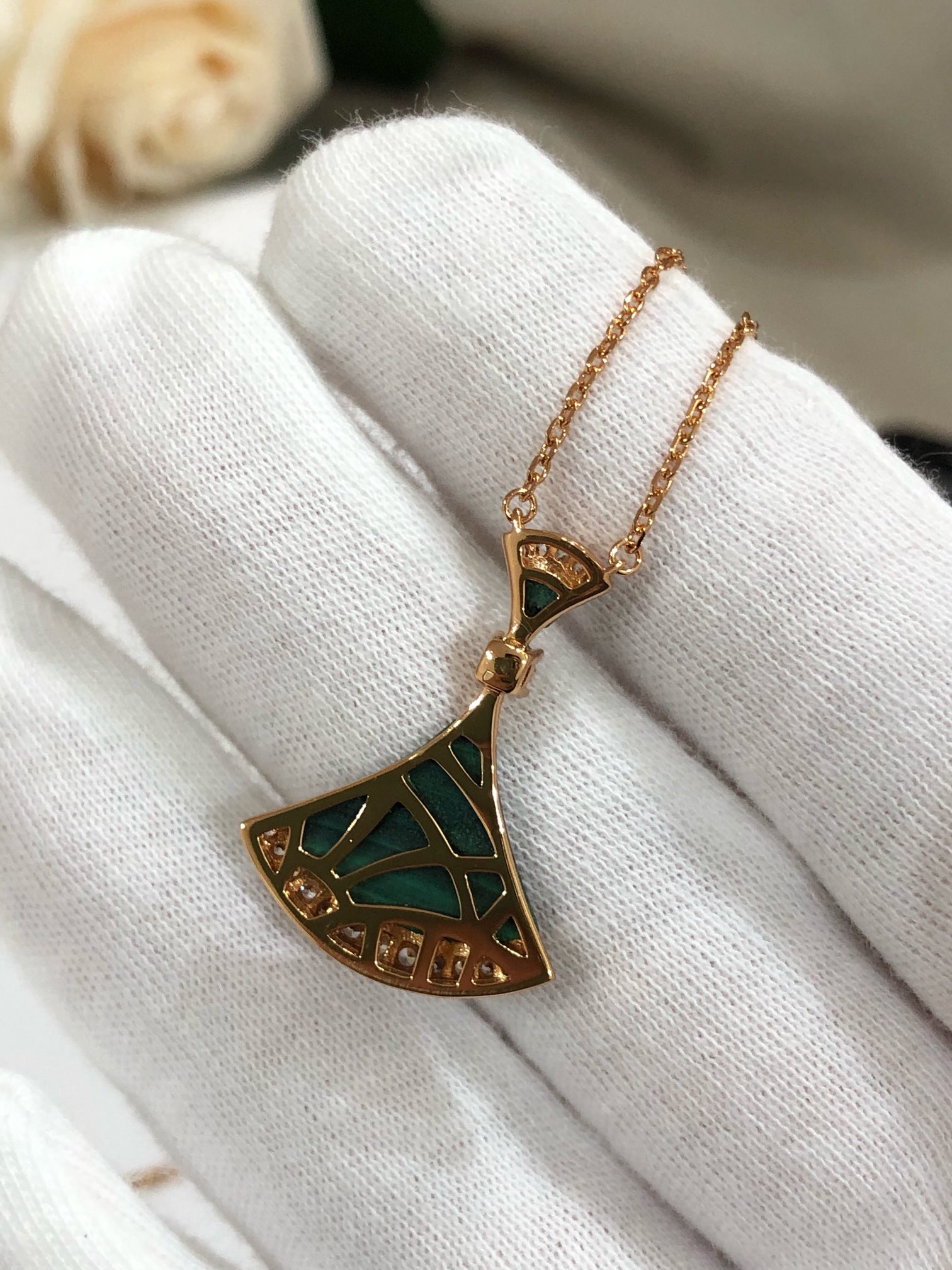 批发价💰165
B宝Diva's Dream系列，七夕限定款裙子，最热卖的三个配色！夏天到了戴起来👗～  我们延续了之前的版，依旧维持高端品质，Diva是我们的口碑，我敢说出的配色没有谁有我们齐全，工艺自然是成熟的。石头是一对一拖车石，和金属融合的流线型非常漂亮，拒绝任何凸起，这种细节目前市面还没有看到有银饰做成这样的。大diva是分件处理的，因为要保证上下的活动，所以每批出的都非常慢，老代理都懂。采用天然优质石头镶嵌，钻石采用一级硅钛料，V金电镀厚金，视觉上和zp是十分相似的。
41-43.5cm左右