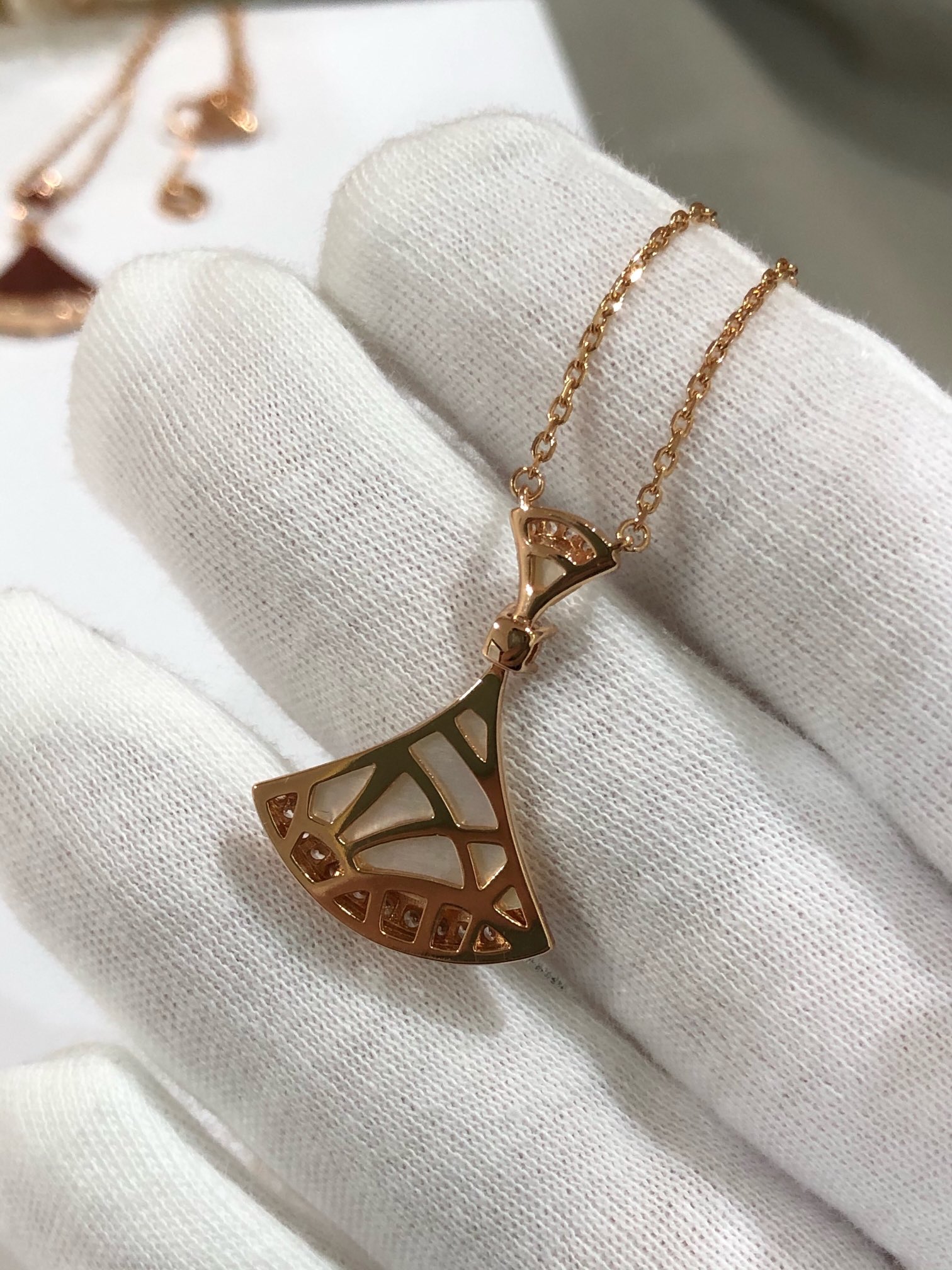 批发价💰165
B宝Diva's Dream系列，七夕限定款裙子，最热卖的三个配色！夏天到了戴起来👗～  我们延续了之前的版，依旧维持高端品质，Diva是我们的口碑，我敢说出的配色没有谁有我们齐全，工艺自然是成熟的。石头是一对一拖车石，和金属融合的流线型非常漂亮，拒绝任何凸起，这种细节目前市面还没有看到有银饰做成这样的。大diva是分件处理的，因为要保证上下的活动，所以每批出的都非常慢，老代理都懂。采用天然优质石头镶嵌，钻石采用一级硅钛料，V金电镀厚金，视觉上和zp是十分相似的。
41-43.5cm左右