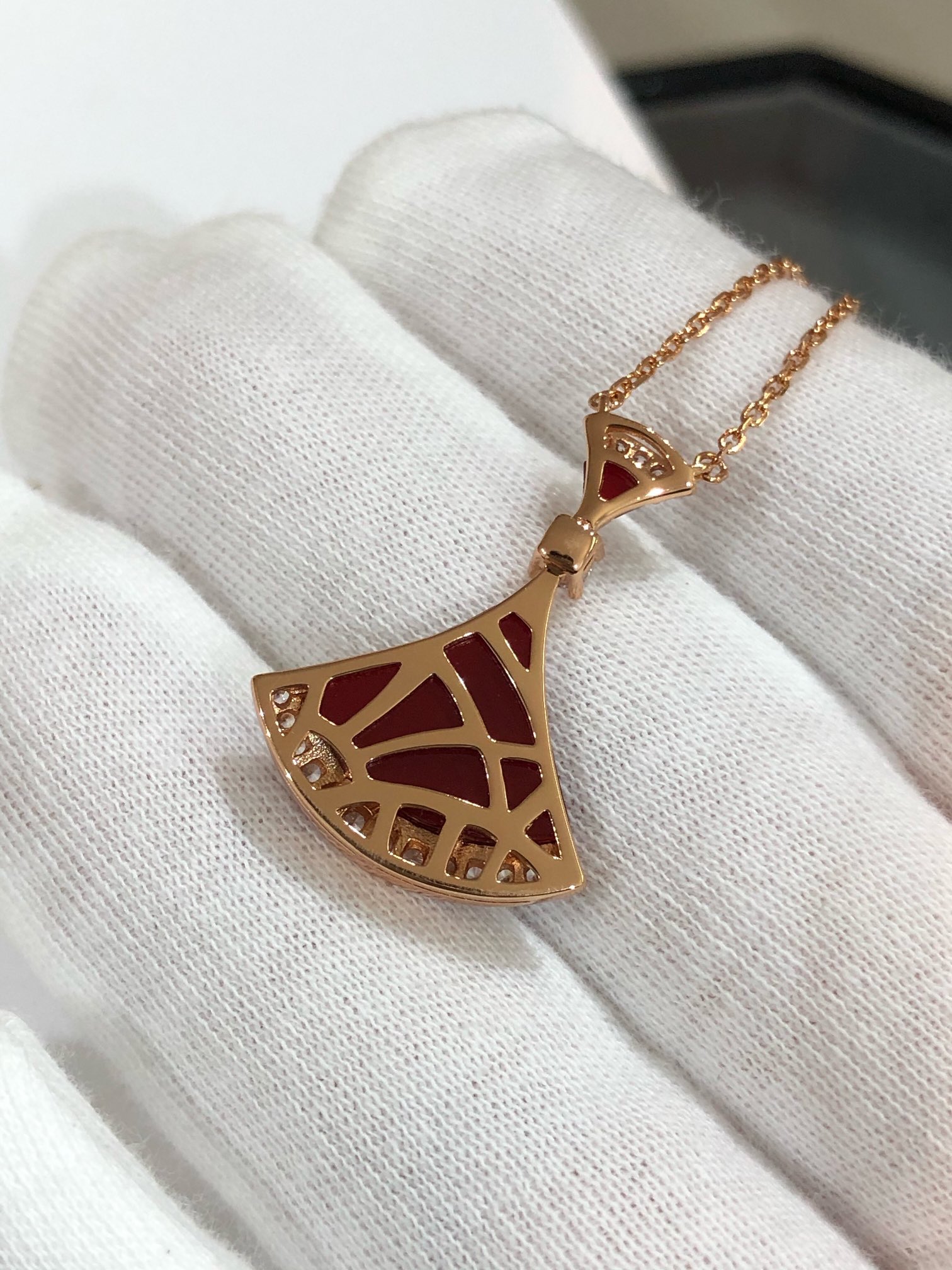 批发价💰165
B宝Diva's Dream系列，七夕限定款裙子，最热卖的三个配色！夏天到了戴起来👗～  我们延续了之前的版，依旧维持高端品质，Diva是我们的口碑，我敢说出的配色没有谁有我们齐全，工艺自然是成熟的。石头是一对一拖车石，和金属融合的流线型非常漂亮，拒绝任何凸起，这种细节目前市面还没有看到有银饰做成这样的。大diva是分件处理的，因为要保证上下的活动，所以每批出的都非常慢，老代理都懂。采用天然优质石头镶嵌，钻石采用一级硅钛料，V金电镀厚金，视觉上和zp是十分相似的。
41-43.5cm左右