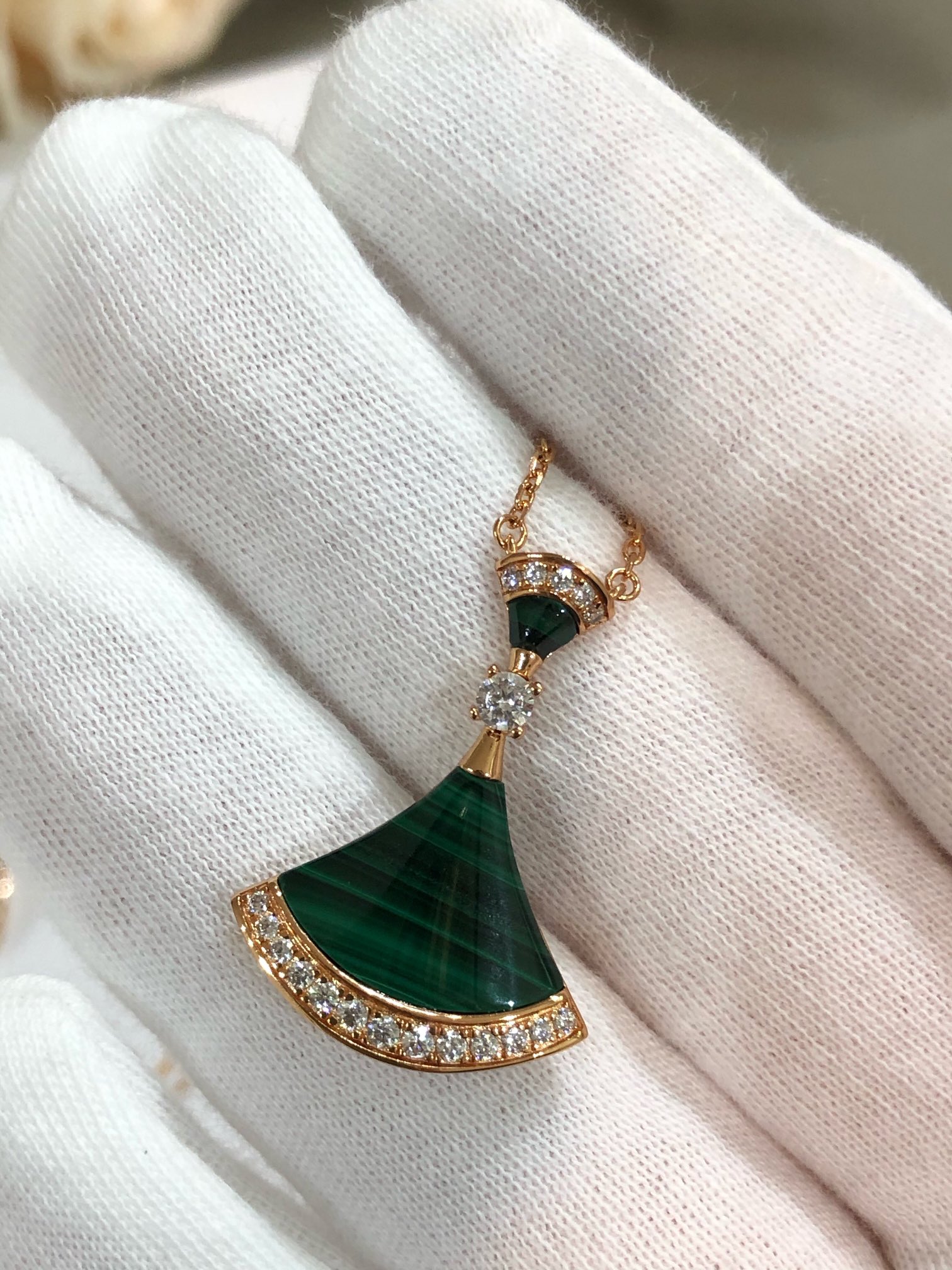 批发价💰165
B宝Diva's Dream系列，七夕限定款裙子，最热卖的三个配色！夏天到了戴起来👗～  我们延续了之前的版，依旧维持高端品质，Diva是我们的口碑，我敢说出的配色没有谁有我们齐全，工艺自然是成熟的。石头是一对一拖车石，和金属融合的流线型非常漂亮，拒绝任何凸起，这种细节目前市面还没有看到有银饰做成这样的。大diva是分件处理的，因为要保证上下的活动，所以每批出的都非常慢，老代理都懂。采用天然优质石头镶嵌，钻石采用一级硅钛料，V金电镀厚金，视觉上和zp是十分相似的。
41-43.5cm左右