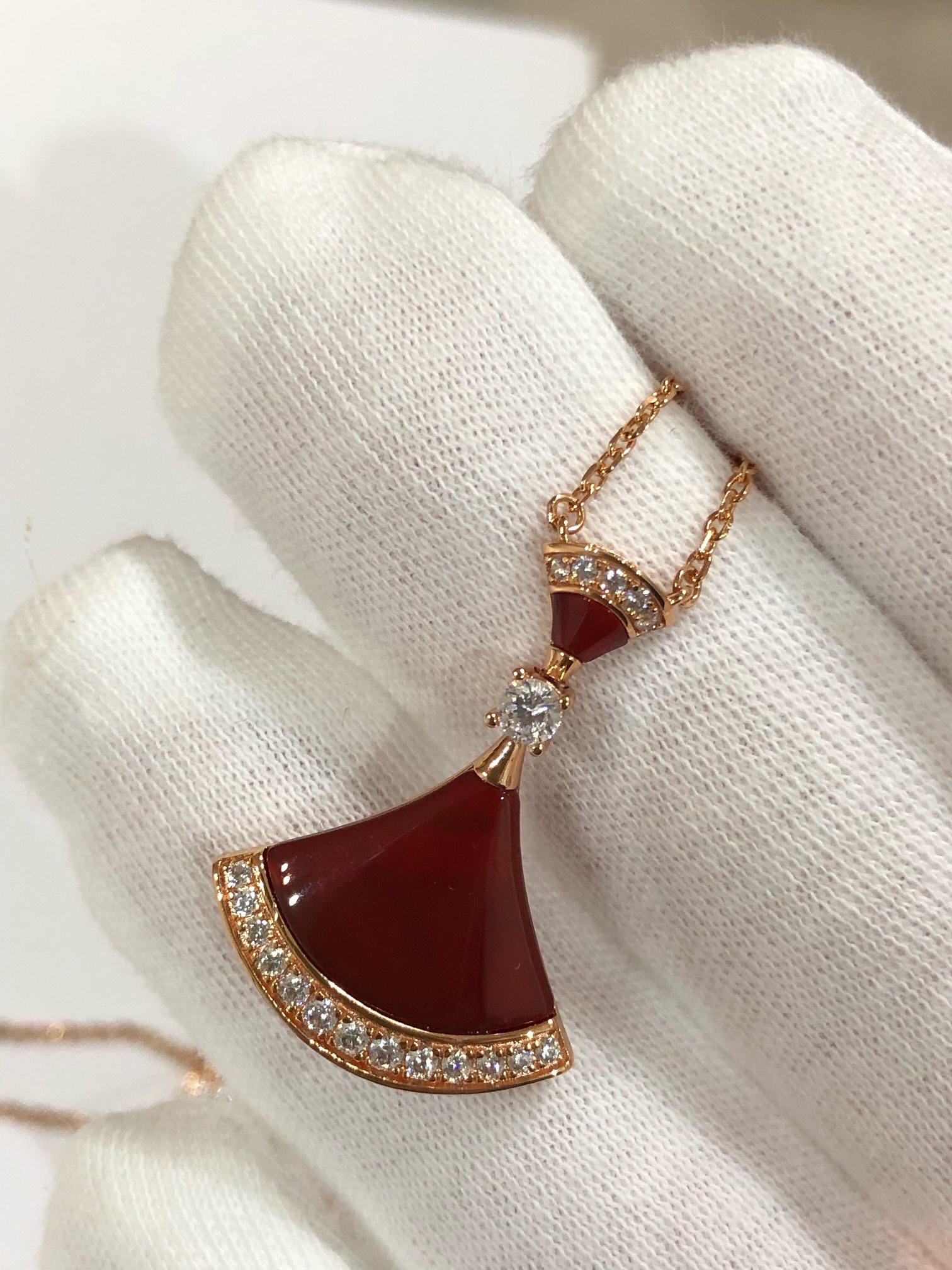 批发价💰165
B宝Diva's Dream系列，七夕限定款裙子，最热卖的三个配色！夏天到了戴起来👗～  我们延续了之前的版，依旧维持高端品质，Diva是我们的口碑，我敢说出的配色没有谁有我们齐全，工艺自然是成熟的。石头是一对一拖车石，和金属融合的流线型非常漂亮，拒绝任何凸起，这种细节目前市面还没有看到有银饰做成这样的。大diva是分件处理的，因为要保证上下的活动，所以每批出的都非常慢，老代理都懂。采用天然优质石头镶嵌，钻石采用一级硅钛料，V金电镀厚金，视觉上和zp是十分相似的。
41-43.5cm左右