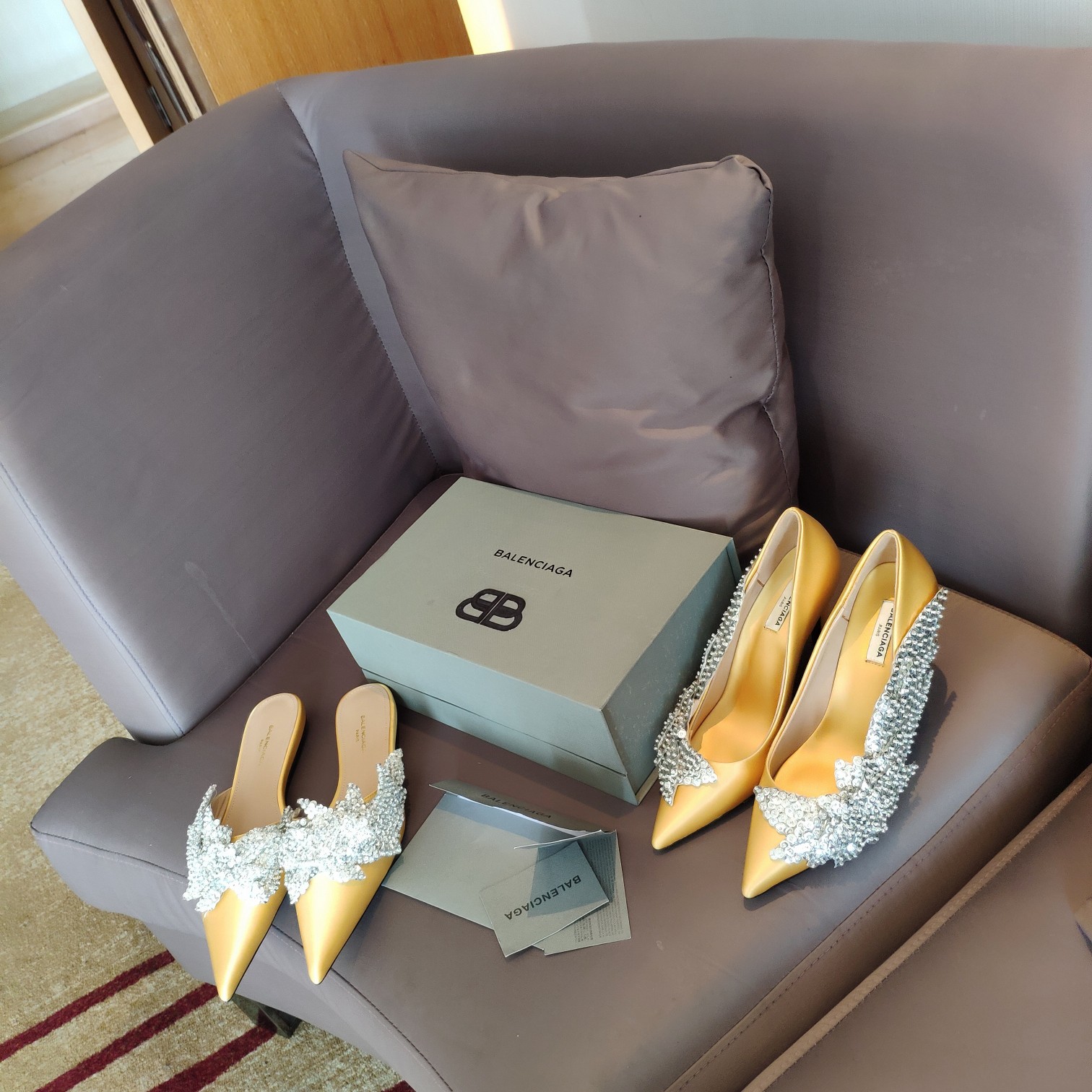 NO:679287,BALENCIAGA 5 Balenciaga classic reappears. The highest version in the country. (Official latest gray BB magnet folding box packaging in 2025) Advanced customization 'Spring 24' ♀Angel Feathers♂Wings series. Single shoes ~ slippers. Counter classic upgrade series. Single shoes and slippers 300 —————————————— Balenciaga*  The catwalk model has been upgraded by a new generation of designers, making the wings foldable and strengthening the overlapping layers between sequins. It is also equipped with brighter colors to greatly improve the selectivity. The black-pink 25 counter has added - red-yellow-blue. This makes it more adaptable to the trends of the four seasons. A super hot trend in the fashionable Paris catwalk. It is a highlight of the imported sequined beads. It is sewn by hand and the workmanship is super complicated. It is impossible to do it without the original version. HK1 US Knife Purchasing Agent is in hand. It took 4 months to create  The final creation was successful and the workers were crying, okay? The experimental nature of early spring 2025 is cleverly reflected in the color of this wing shoe, which brings unexpected improvisation to tailoring and modern occasions. ———————————————————— The unparalleled unique pointed toe, high heel 10Cm and flat bottom 2Cm make it more slender and longer. The overall multi-color matching and popular choices are simply the embodiment of youthful vitality. Is there any  As we all know, Balenciaga shoes are always unique and easy to wear. In addition, these shoes are mainly in bright and multi-colors, which gives our sexy beauties from all walks of life a greater choice of matching options!  The fabric is made of imported high-mercerized silk and fine Huashun, with ultra-high density. The outsole is made of high-quality 3A grade original color Italian cowhide. The inner fabric is the same, silk lining, wealthy grade, lambskin feet. size 35/39 (34 40 41 customized).  Color black-pink 25 counter new addition-red-yellow-blue., half slippers, balenciaga, balenciaga, slippers, cowhide, sheepskin, real silk19860909BALENCIAGA 5 巴黎世家经典重现.全国最高版本.（2025官方最新灰色BB磁铁折叠盒包装） 高级定制“春季24”♀天使之羽♂翅膀系列.单鞋～拖鞋.专柜经典款升级系列. 单鞋拖鞋300 ——————————————————  Balenciaga* 走秀款经过新一代设计师的升级,将翅膀做到有折性度,并加强了珠片与珠片之间的重叠层次.并配于更鲜艳的色彩让选择性大大提升,黑色-粉色25专柜新增-红色-黄色-蓝色.从而更加适应四季的潮流.时尚巴黎走秀超级爆的一款 非常亮点进口亮片珠珠 纯手工缝制而成,做工超级复杂 没有原版在手是搞不定的 HK1美刀代购在手 历经4个月打造 最终打造成功 做到工人都哭了好吗. 2025早春的实验性巧妙的表现在这一款翅膀鞋的彩色上,它给剪裁和现代场合带来了意想不到的即兴表演. ——————————————————  无与伦比的独特尖头加上高跟10Cm和平底2Cm更显又细又长,整体多色配搭,更有大众化选择,简直是青春活力的体现,有没有 众所周知,巴黎世家鞋子永远都是有个性又好穿,再加上这款鞋又是以鲜艳多色为主打,让我们性感的各界美女增加了更大的搭配选择空间！ 面料采用进口高丝光真丝细腻华顺 密度超高. 大底采用高真3A级原色意大利牛皮底. 内同面料 真丝内里 土豪级,小羊皮垫脚. size35/39（34 40 41 订做）. 颜色黑色-粉色25专柜新增-红色-黄色-蓝色.,半拖单鞋,balenciaga,balenciaga,slippers,cowhide,sheepskin,real silk,Women's Shoes