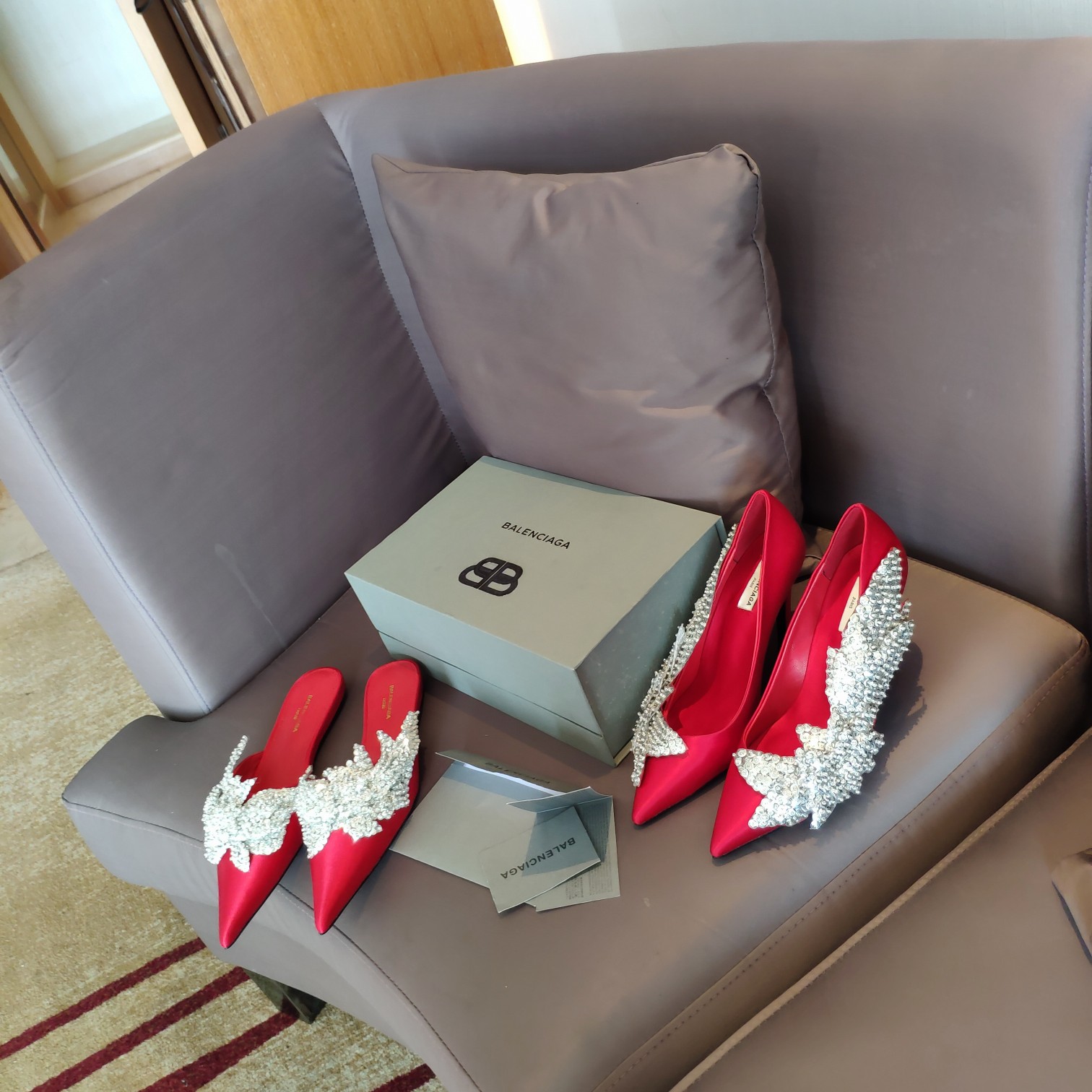 NO:679290,BALENCIAGA 5 Balenciaga classic reappears. The highest version in the country. (Official latest gray BB magnet folding box packaging in 2026) Advanced customization 'Spring 24' ♀Angel Feathers♂Wings series. Single shoes ~ slippers. Counter classic upgrade series. Single shoes and slippers 300 —————————————— Balenciaga*  The catwalk model has been upgraded by a new generation of designers, making the wings foldable and strengthening the overlapping layers between sequins. It is also equipped with brighter colors to greatly improve the selectivity. The black-pink 25 counter has added - red-yellow-blue. This makes it more adaptable to the trends of the four seasons. A super hot trend in the fashionable Paris catwalk. It is a highlight of the imported sequined beads. It is sewn by hand and the workmanship is super complicated. It is impossible to do it without the original version. HK1 US Knife Purchasing Agent is in hand. It took 4 months to create  The final creation was successful and the workers were crying, okay? The experimental nature of early spring 2025 is cleverly reflected in the color of this wing shoe, which brings unexpected improvisation to tailoring and modern occasions. ———————————————————— The unparalleled unique pointed toe, high heel 10Cm and flat bottom 2Cm make it more slender and longer. The overall multi-color matching and popular choices are simply the embodiment of youthful vitality. Is there any  As we all know, Balenciaga shoes are always unique and easy to wear. In addition, these shoes are mainly in bright and multi-colors, which gives our sexy beauties from all walks of life a greater choice of matching options!  The fabric is made of imported high-mercerized silk and fine Huashun, with ultra-high density. The outsole is made of high-quality 3A grade original color Italian cowhide. The inner fabric is the same, silk lining, wealthy grade, lambskin feet. size 35/39 (34 40 41 customized).  Color black-pink + new counters-red-yellow-blue., half slippers, balenciaga, balenciaga, slippers, cowhide, sheepskin, real silk19860909BALENCIAGA 5 巴黎世家经典重现.全国最高版本.（2026官方最新灰色BB磁铁折叠盒包装） 高级定制“春季24”♀天使之羽♂翅膀系列.单鞋～拖鞋.专柜经典款升级系列. 单鞋拖鞋300 ——————————————————  Balenciaga* 走秀款经过新一代设计师的升级,将翅膀做到有折性度,并加强了珠片与珠片之间的重叠层次.并配于更鲜艳的色彩让选择性大大提升,黑色-粉色25专柜新增-红色-黄色-蓝色.从而更加适应四季的潮流.时尚巴黎走秀超级爆的一款 非常亮点进口亮片珠珠 纯手工缝制而成,做工超级复杂 没有原版在手是搞不定的 HK1美刀代购在手 历经4个月打造 最终打造成功 做到工人都哭了好吗. 2025早春的实验性巧妙的表现在这一款翅膀鞋的彩色上,它给剪裁和现代场合带来了意想不到的即兴表演. ——————————————————  无与伦比的独特尖头加上高跟10Cm和平底2Cm更显又细又长,整体多色配搭,更有大众化选择,简直是青春活力的体现,有没有 众所周知,巴黎世家鞋子永远都是有个性又好穿,再加上这款鞋又是以鲜艳多色为主打,让我们性感的各界美女增加了更大的搭配选择空间！ 面料采用进口高丝光真丝细腻华顺 密度超高. 大底采用高真3A级原色意大利牛皮底. 内同面料 真丝内里 土豪级,小羊皮垫脚. size35/39（34 40 41 订做）. 颜色黑色-粉色+专柜新增-红色-黄色-蓝色.,半拖单鞋,balenciaga,balenciaga,slippers,cowhide,sheepskin,real silk,Women's Shoes