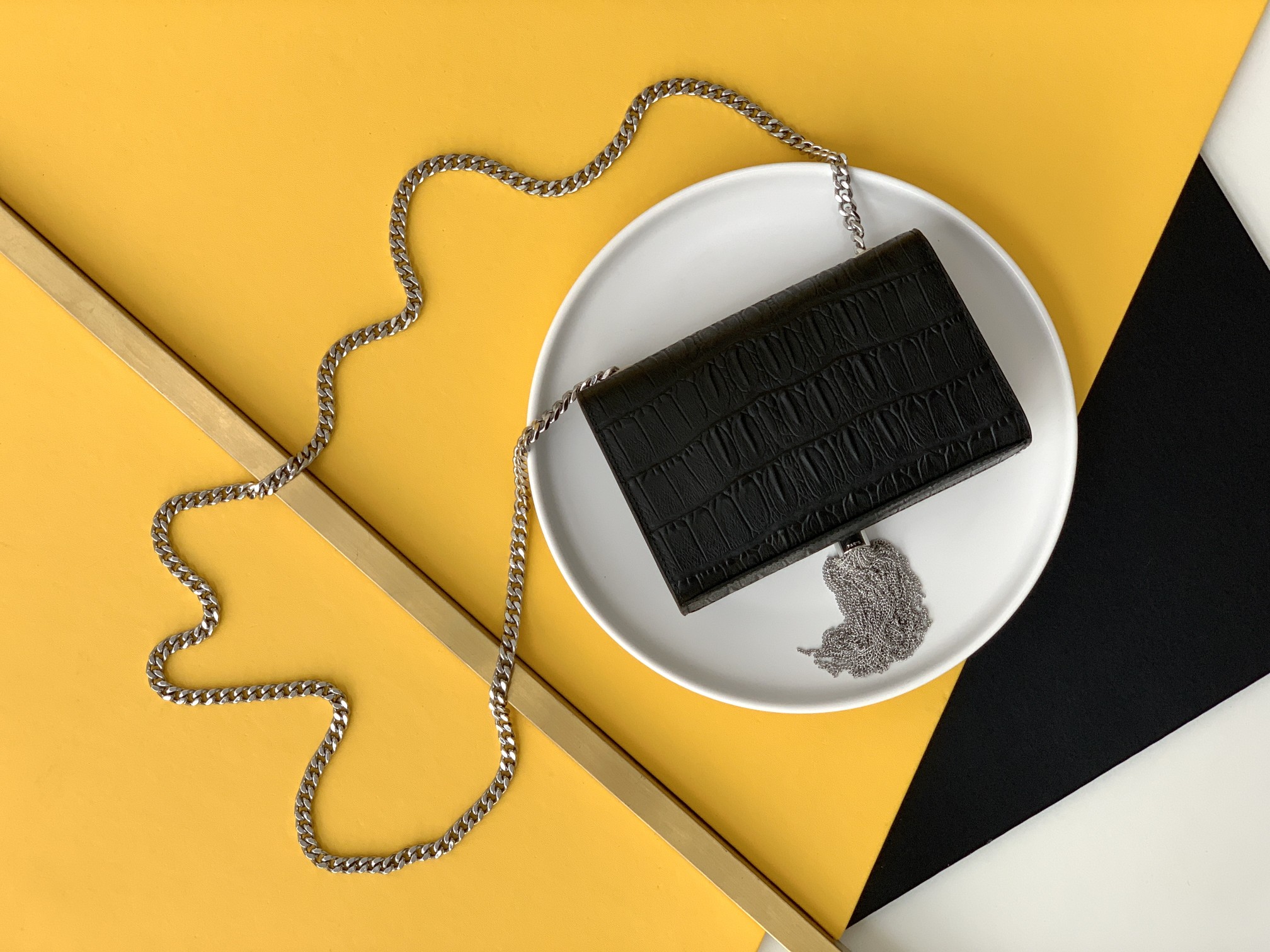 P450【特级精品 - 326076】🌸 配全套专柜最新包装📦杂志
经典款链条流苏包🔥简约特别，完美吸精单品，精美流苏吊饰，进口牛皮平纹，独家定制五金，磁扣封口，内侧隔层袋，完整包装
尺寸：17CM