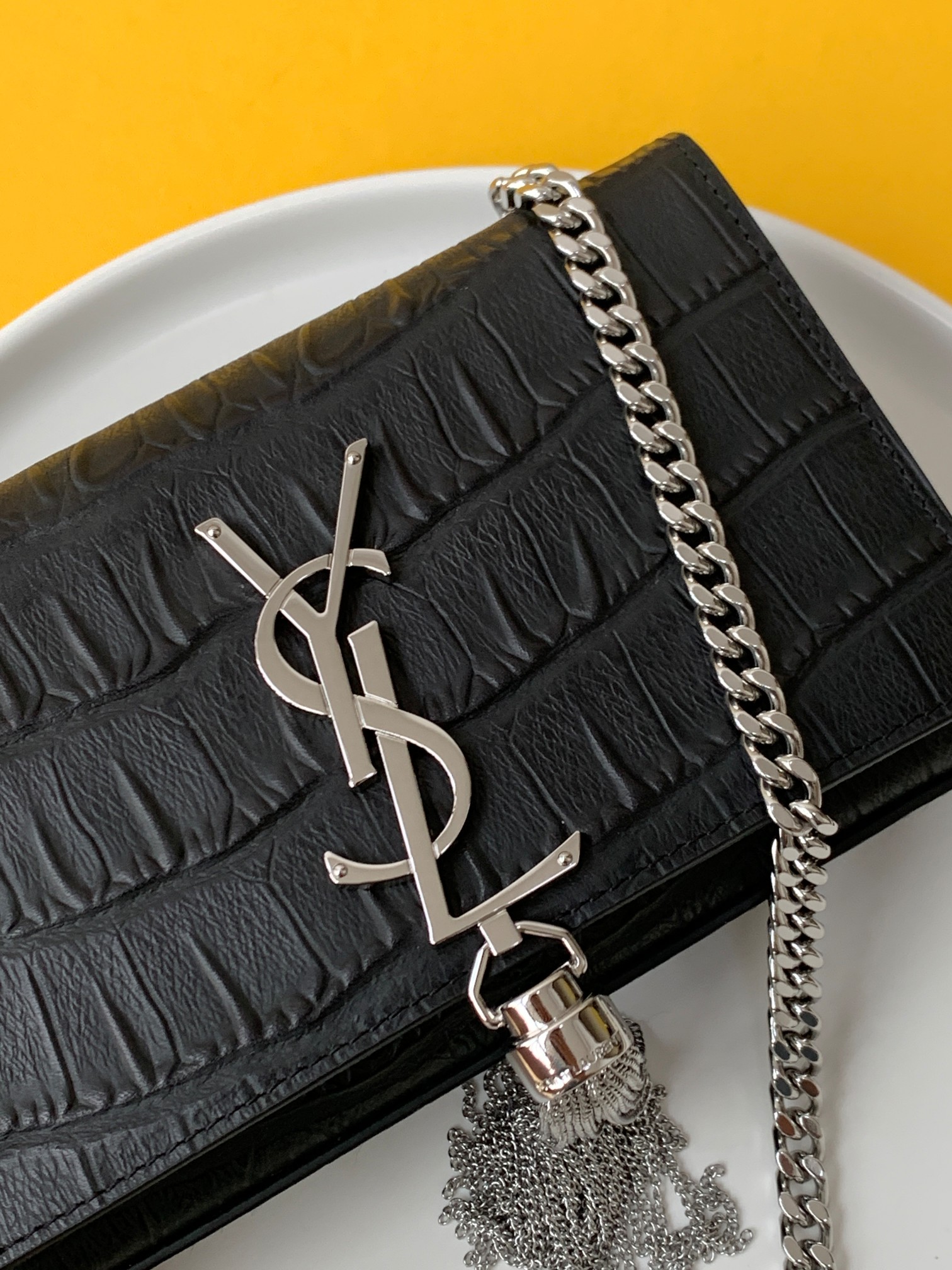 P450【特级精品 - 326076】🌸 配全套专柜最新包装📦杂志
经典款链条流苏包🔥简约特别，完美吸精单品，精美流苏吊饰，进口牛皮平纹，独家定制五金，磁扣封口，内侧隔层袋，完整包装
尺寸：17CM