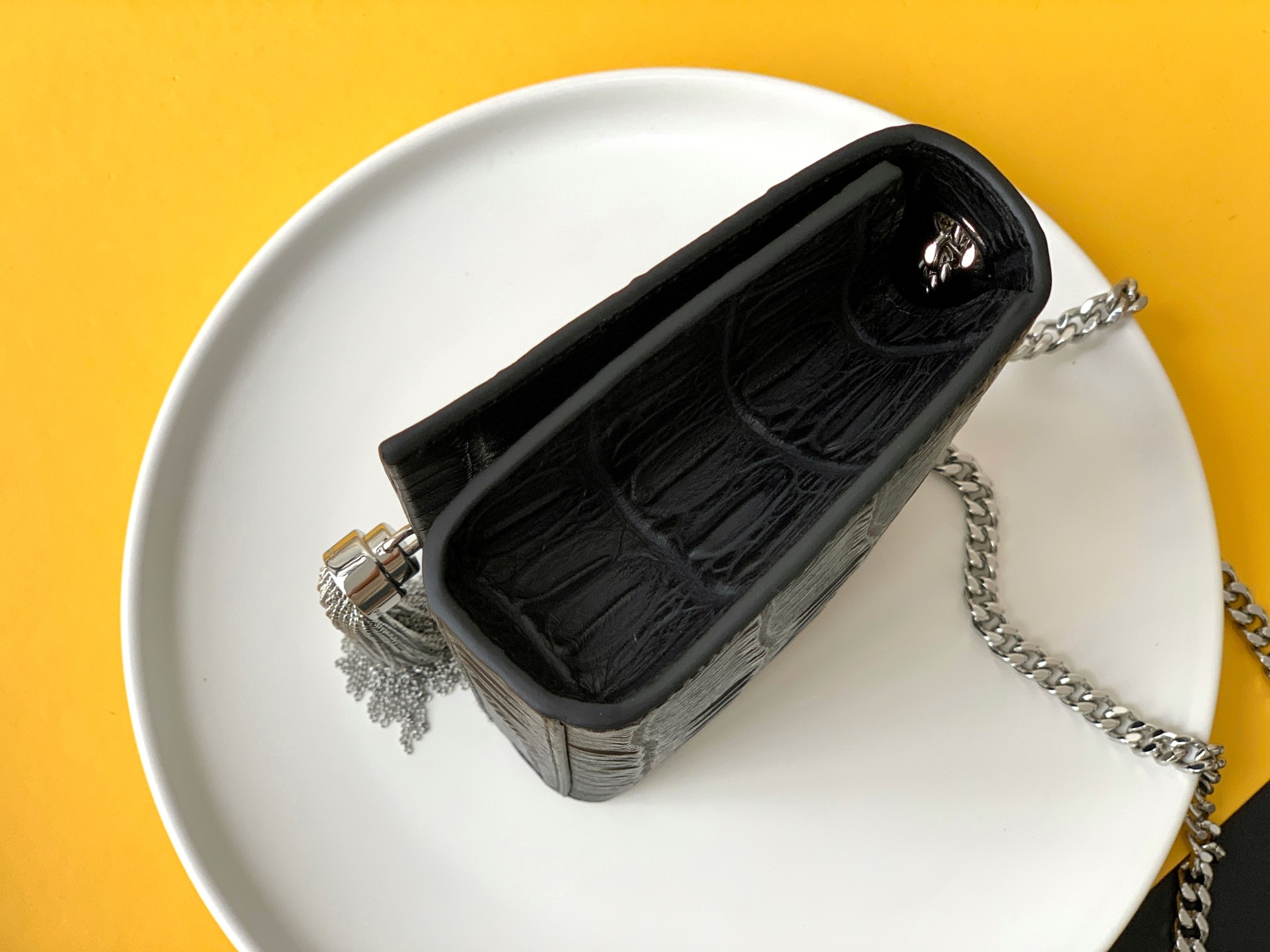 P450【特级精品 - 326076】🌸 配全套专柜最新包装📦杂志
经典款链条流苏包🔥简约特别，完美吸精单品，精美流苏吊饰，进口牛皮平纹，独家定制五金，磁扣封口，内侧隔层袋，完整包装
尺寸：17CM