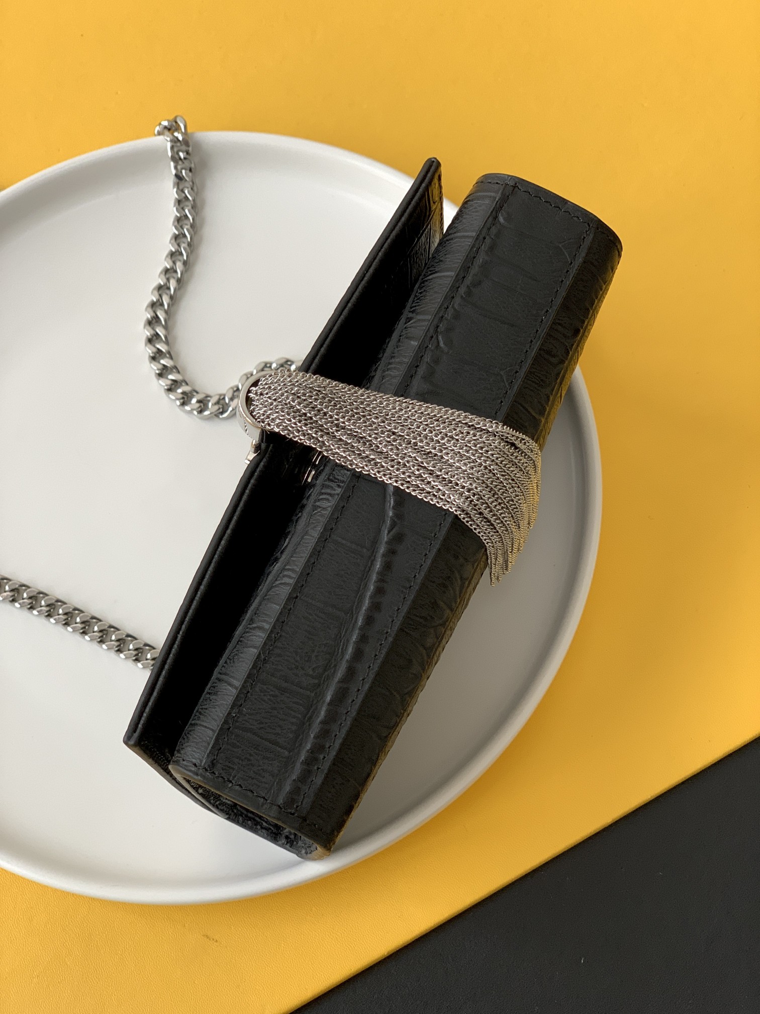 P450【特级精品 - 326076】🌸 配全套专柜最新包装📦杂志
经典款链条流苏包🔥简约特别，完美吸精单品，精美流苏吊饰，进口牛皮平纹，独家定制五金，磁扣封口，内侧隔层袋，完整包装
尺寸：17CM