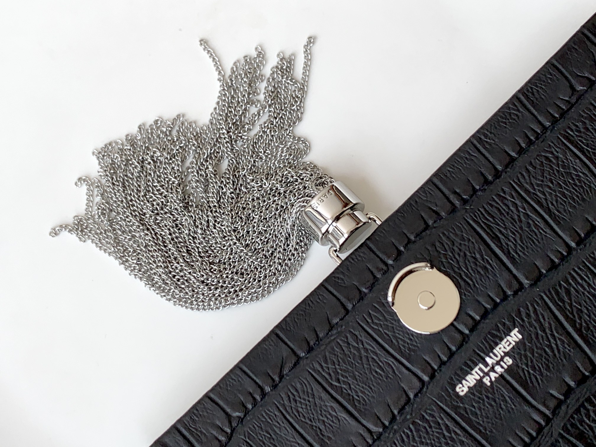 P450【特级精品 - 326076】🌸 配全套专柜最新包装📦杂志
经典款链条流苏包🔥简约特别，完美吸精单品，精美流苏吊饰，进口牛皮平纹，独家定制五金，磁扣封口，内侧隔层袋，完整包装
尺寸：17CM