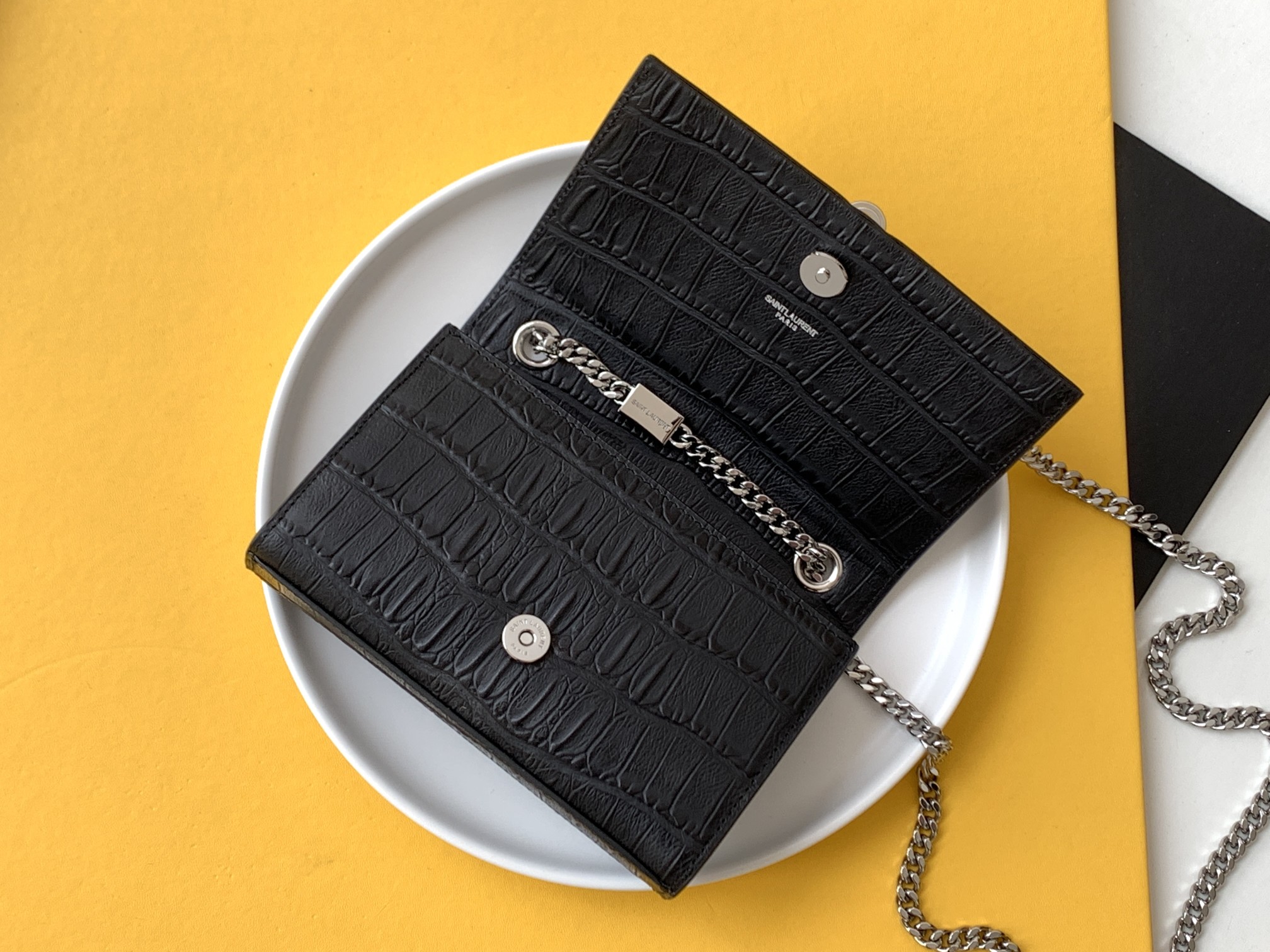 P450【特级精品 - 326076】🌸 配全套专柜最新包装📦杂志
经典款链条流苏包🔥简约特别，完美吸精单品，精美流苏吊饰，进口牛皮平纹，独家定制五金，磁扣封口，内侧隔层袋，完整包装
尺寸：17CM