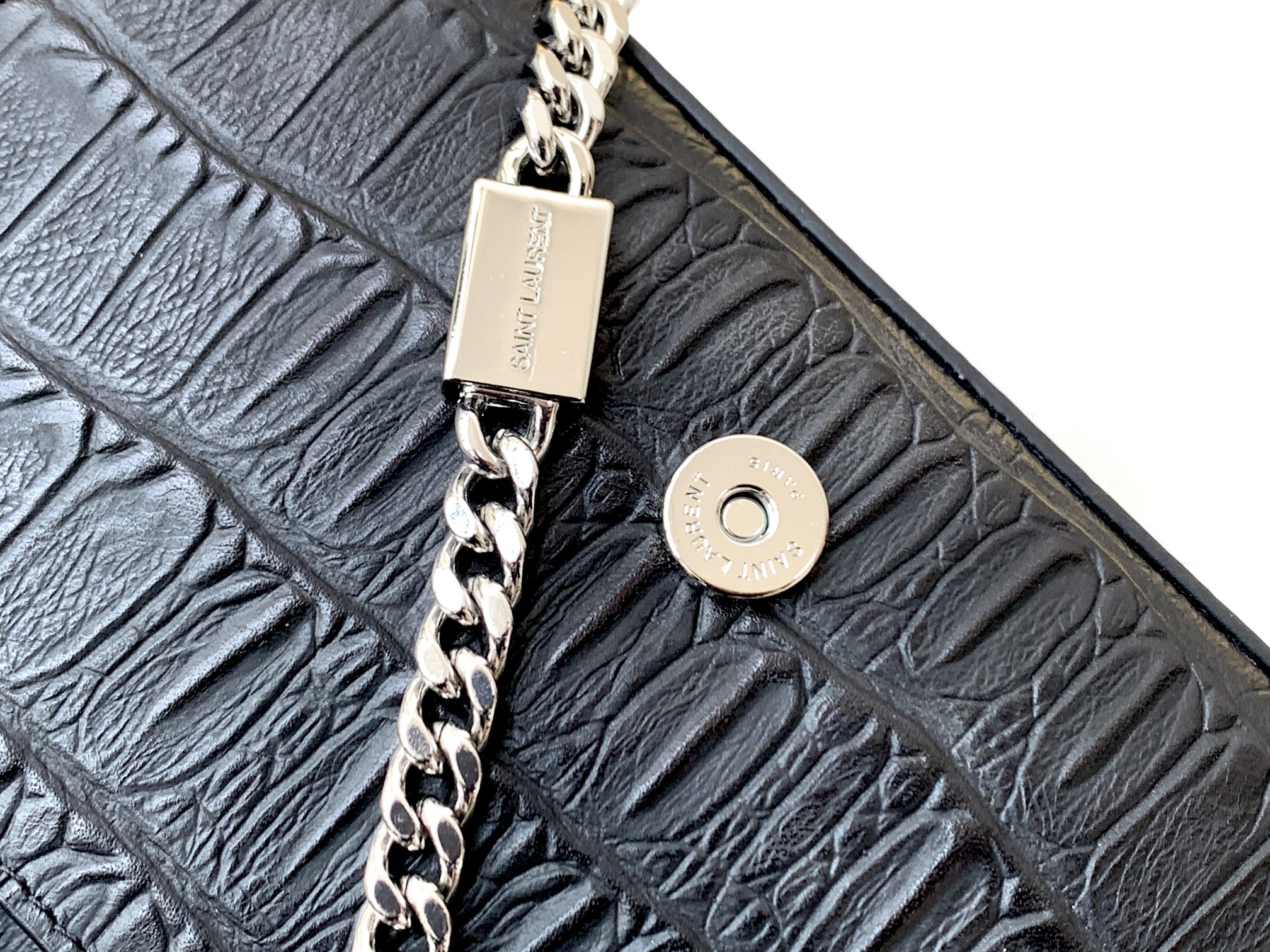 P450【特级精品 - 326076】🌸 配全套专柜最新包装📦杂志
经典款链条流苏包🔥简约特别，完美吸精单品，精美流苏吊饰，进口牛皮平纹，独家定制五金，磁扣封口，内侧隔层袋，完整包装
尺寸：17CM