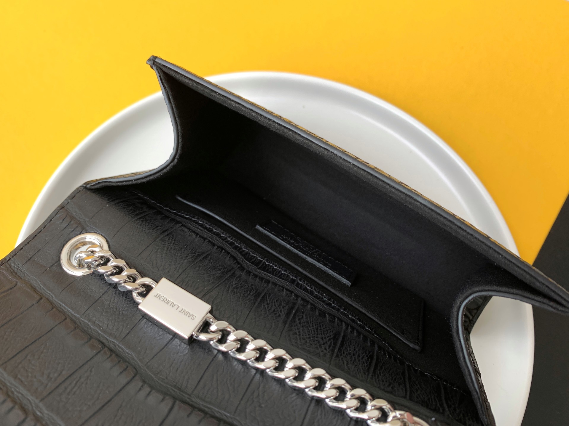 P450【特级精品 - 326076】🌸 配全套专柜最新包装📦杂志
经典款链条流苏包🔥简约特别，完美吸精单品，精美流苏吊饰，进口牛皮平纹，独家定制五金，磁扣封口，内侧隔层袋，完整包装
尺寸：17CM