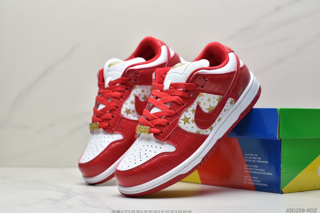 180 Supreme x NikeSB Dunk Low 近日有Supreme x Nike SB Dunk Low 低帮板鞋 DH3228-100