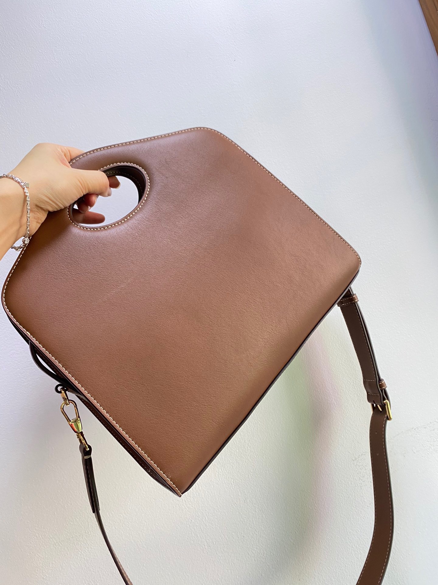 B家顶级原单 扑克包拉链 全皮焦糖色拉链托特包 精选意大利鞣制缉明线皮革制成 正面口袋装饰品牌徽标压花 设计有顶部提柄及可拆式肩背带 尺寸 31 X 12 X 29 5cm 包哥哥