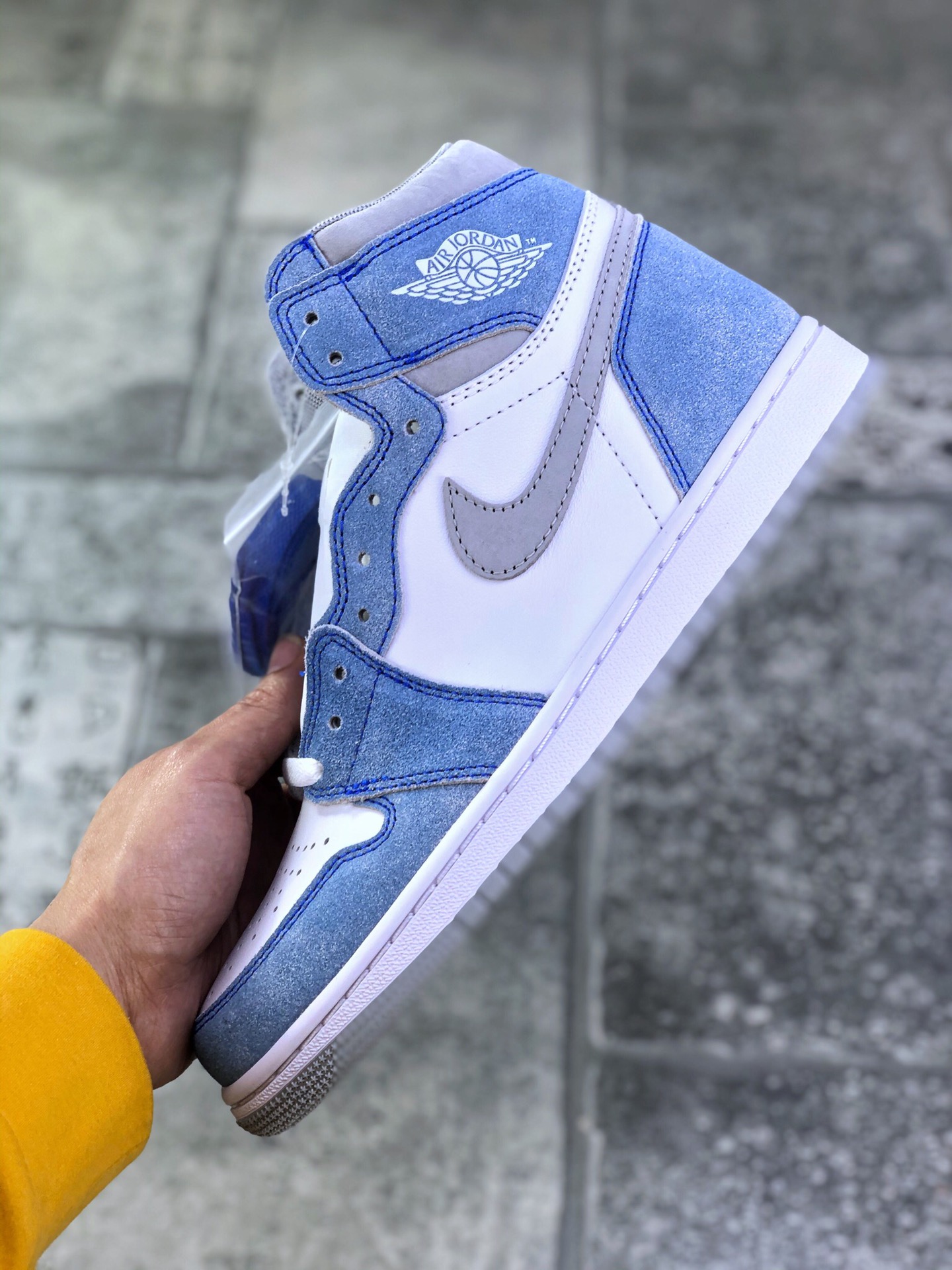 
Air Jordan 1 “Hyper Royal”水洗蓝
配色以褪色效果的蓝色拼接白色与灰色示人，绒面革材质与皮革塑造，还带来独特做旧复古风格。
尺码：36-46
货号：555088-402