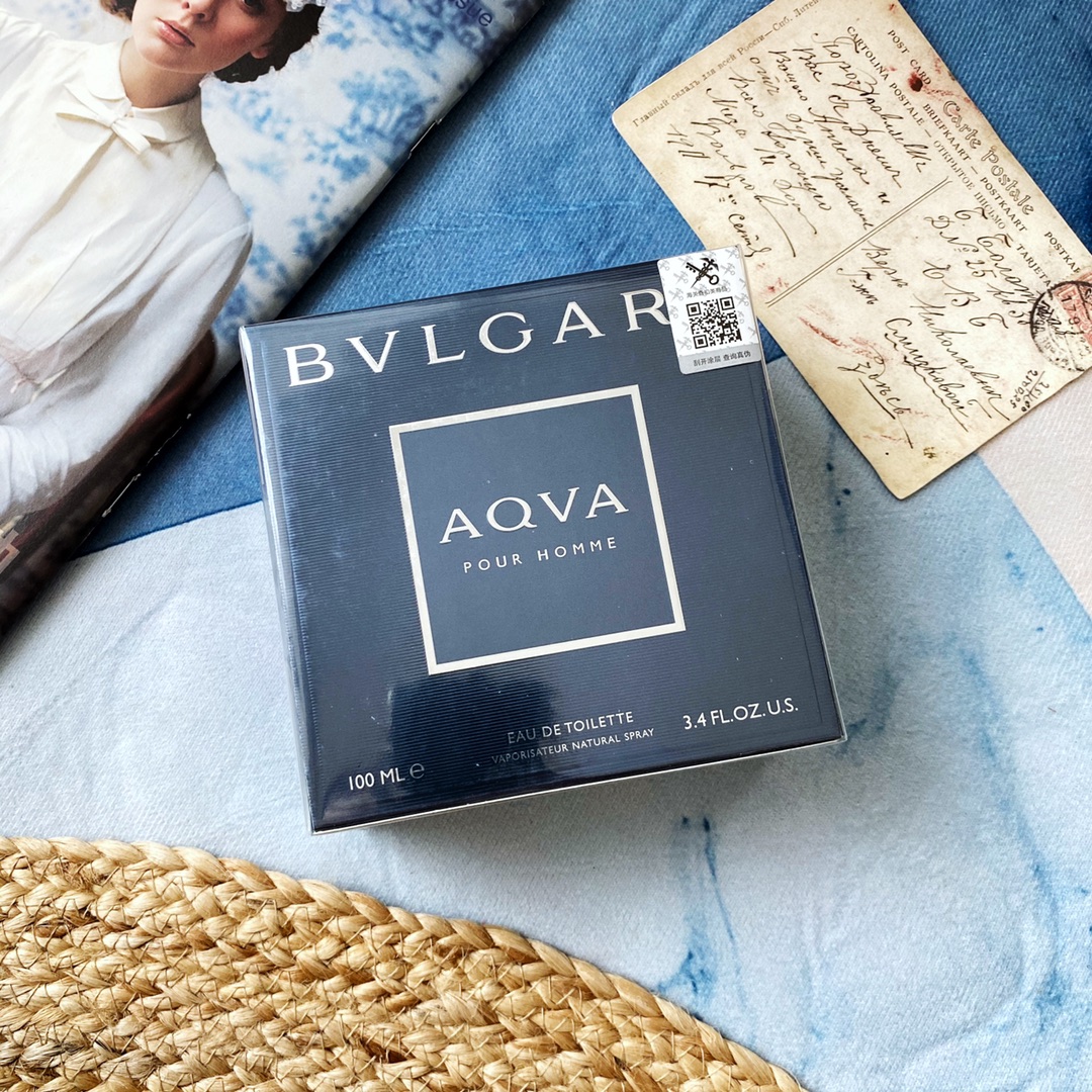 90💰
宝格丽/Bvlgari

商品名称：活力海洋（海蓝）

前调：橙花油 葡萄柚 橘子 苦橙叶
中调：海藻 迷迭香 水
后调：雪松 琥珀
容量：100ml 
属性：男香

香水简介：生动芬芳的气息是宝格丽全新男性香水的独特个性。清新明亮，香水是对海洋世界的极致探索，以令人惊叹的清爽和活力令这款香水的世界更加丰富。

香水的纯粹特点最为适合个性强烈的男性。与自然全然和谐，他尊重海洋的非凡力量与高贵之美。从海洋的波涛中汲取能量的自由精神。随意而优雅的风格在这款香水活泼自然的气息中完美表达。香水的深沉芬芳反映着海洋的深邃，却逐渐展开，仿佛海面上晶莹闪烁的五彩光芒。

从闪耀剔透的前调，到清新丰富的水香中调，乃至温和包容的后调。“对于这款香水，我想到了晶莹海水的色彩与透明。”Jacques Cavallier评论说：“在前调中，苦橙花与葡萄柚令这款香水活泼清新，明亮、清脆、生动鲜明。在中调中，我突出了波喜荡海藻的气息，它与AQVA POUR HOMME密切相关，强调这款香水透明剔透的水香格调。还增加了迷迭香安静清晰的花香调。矿物琥珀标志着AQVA POUR HOMME的深邃与矿物香调，得到了重新平衡。最后，我采用了白雪松的木香调，为后调赋予触手可得的璀璨目然气息。”香水瓶与香水的设计完美和谐，以弧形曲线为特点，令人联想起被海浪磨去棱角的礁石和卵石。水绿色毫无疑问模仿着海洋的色调，成为全新美学法则的标志。外包装也采用了独特的颜色，蕴含相同的水绿色，由香水名称和宝格丽标志所使用的银色加以突出。