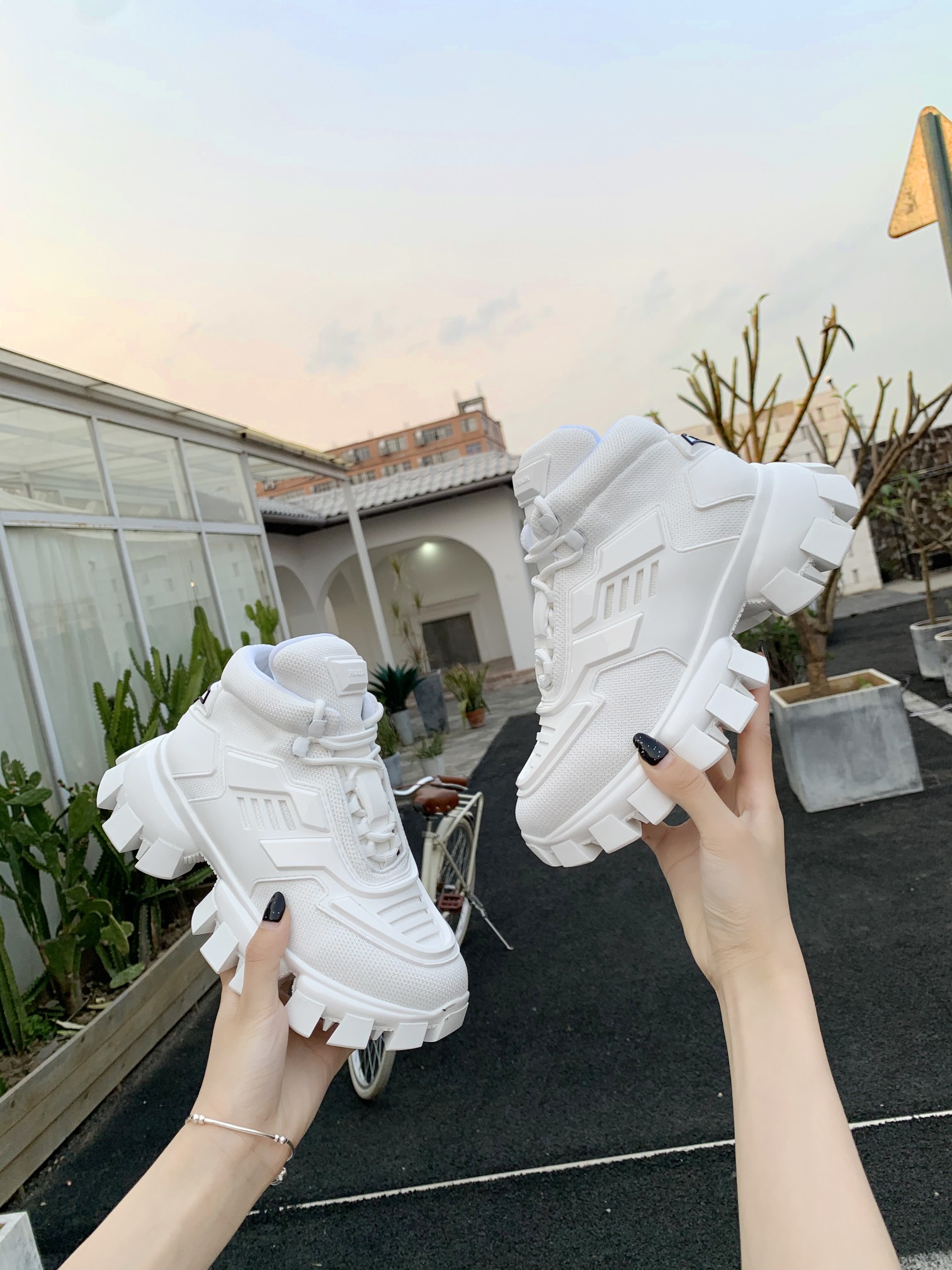 NO:351599,Real price PRADA Prada 2019 latest show color-blocking thick-bottomed dad couple model, Guan Xiaotong, Cai Xukun, Deng Enxi, Lai Guanlin, Wang Zixuan, many celebrities have the same style, all twelve colors are made, high-quality welcome and the original board. The number of codes is 35--46, and can be customized without standards, prada, prada19860909实价 PRADA 普拉达2019最新走秀拼色厚底老爹情侣款,关晓彤,蔡徐坤,邓恩熙,赖冠霖,王紫旋众多明星同款,十二个颜色全部做齐,高品质欢迎和原板对比.码数35---46码,可定做无标,,prada,prada,Men's shoes