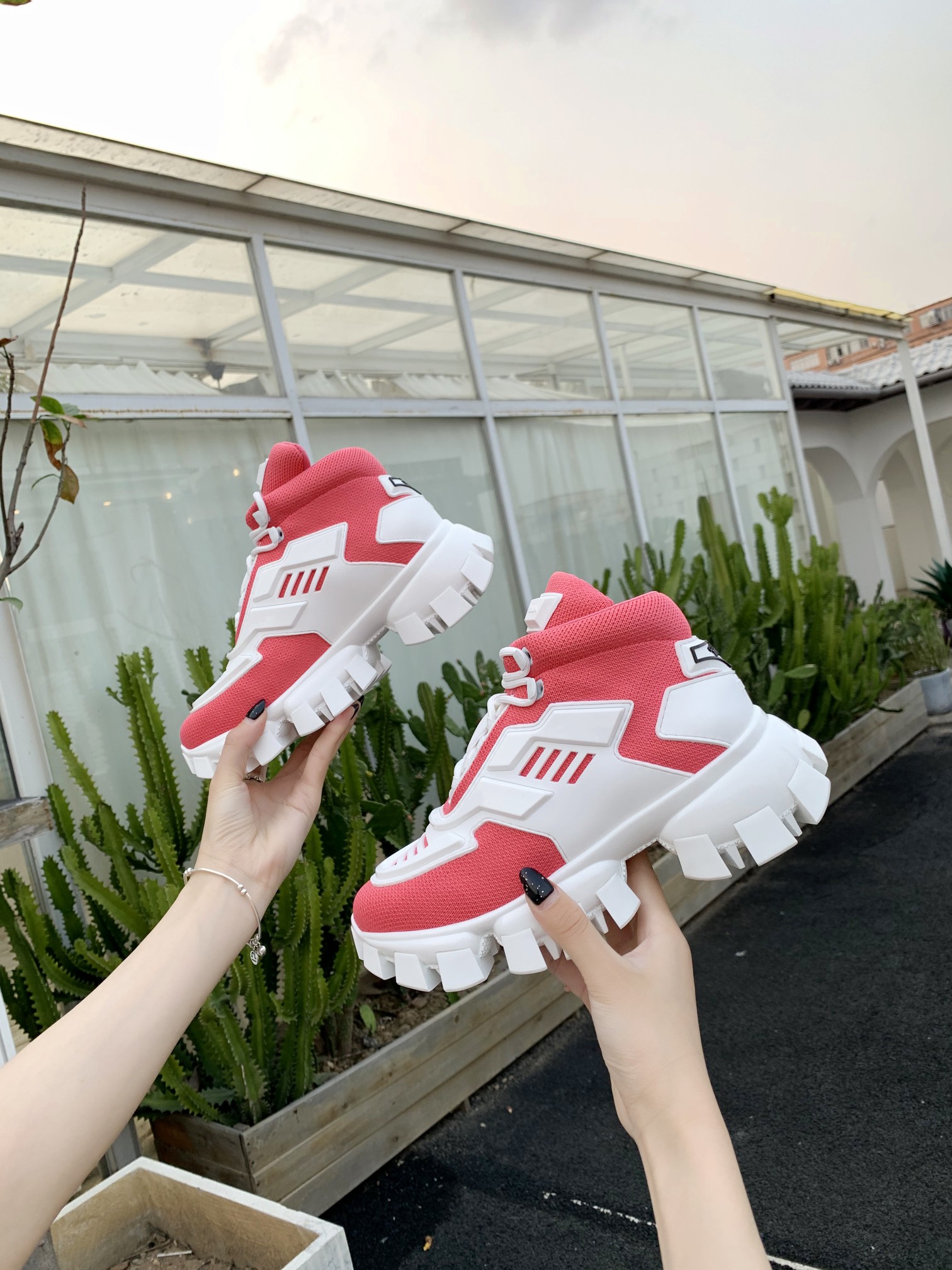 NO:351564,Real price PRADA Prada 2019 latest show color-blocking thick-bottomed dad couple model, Guan Xiaotong, Cai Xukun, Deng Enxi, Lai Guanlin, Wang Zixuan, many celebrities have the same style, all twelve colors are made, high-quality welcome and the original board. The number of codes is 35--46, can be customized without standards, prada, prada19860909实价 PRADA 普拉达2019最新走秀拼色厚底老爹情侣款,关晓彤,蔡徐坤,邓恩熙,赖冠霖,王紫旋众多明星同款,十二个颜色全部做齐,高品质欢迎和原板对比.码数35---46码,可定做无标,,prada,prada,Men's shoes