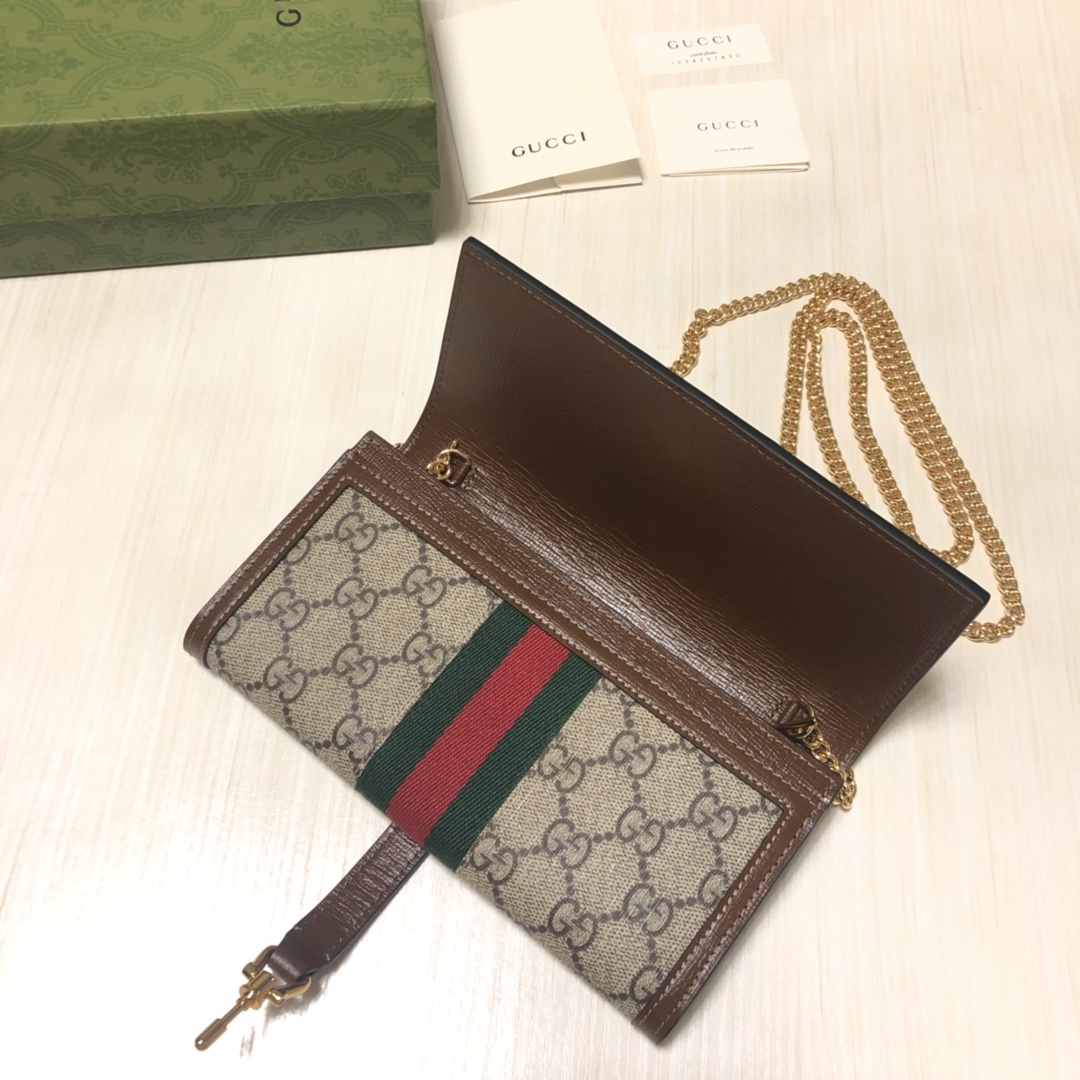 Jackie 1961系列借鉴手袋设计灵感，推出小巧高贵的全新链条包款。金色调推入式锁扣细节令人联想起1