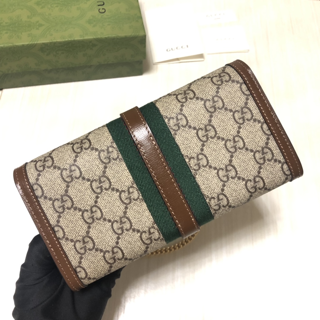 Jackie 1961系列借鉴手袋设计灵感，推出小巧高贵的全新链条包款。金色调推入式锁扣细节令人联想起1