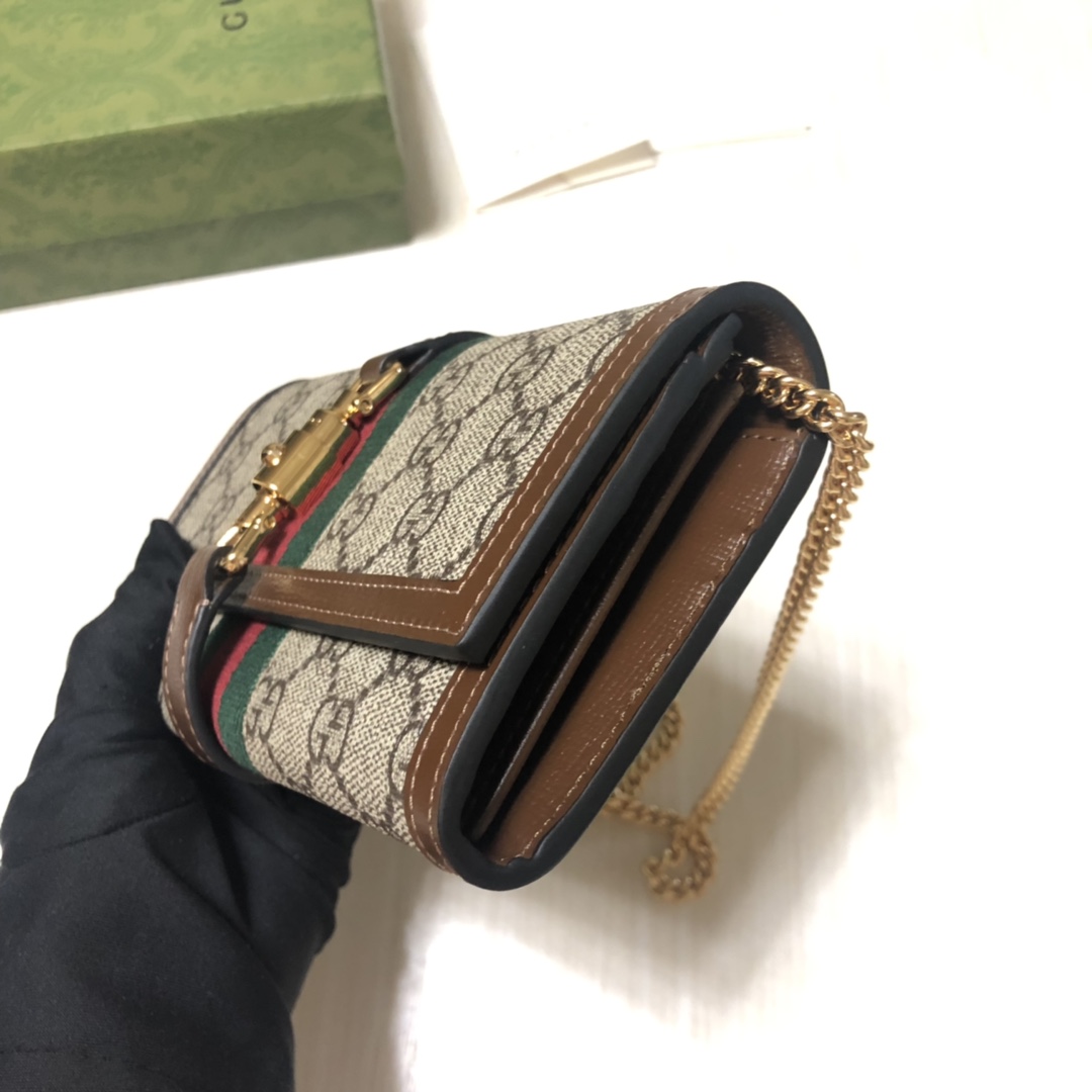 Jackie 1961系列借鉴手袋设计灵感，推出小巧高贵的全新链条包款。金色调推入式锁扣细节令人联想起1